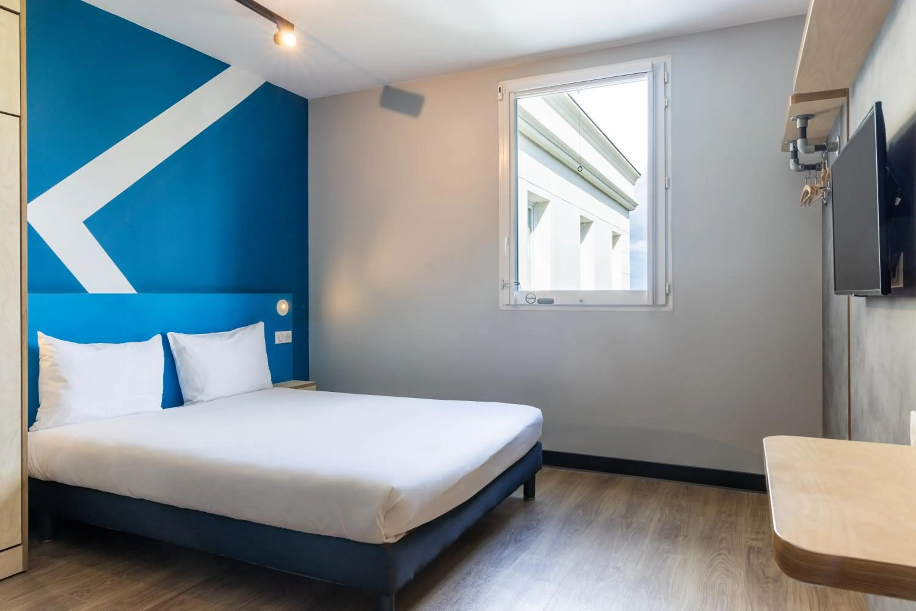 TV and multimedia, Bed in Hotel ibis budget Chatillon Paris Ouest