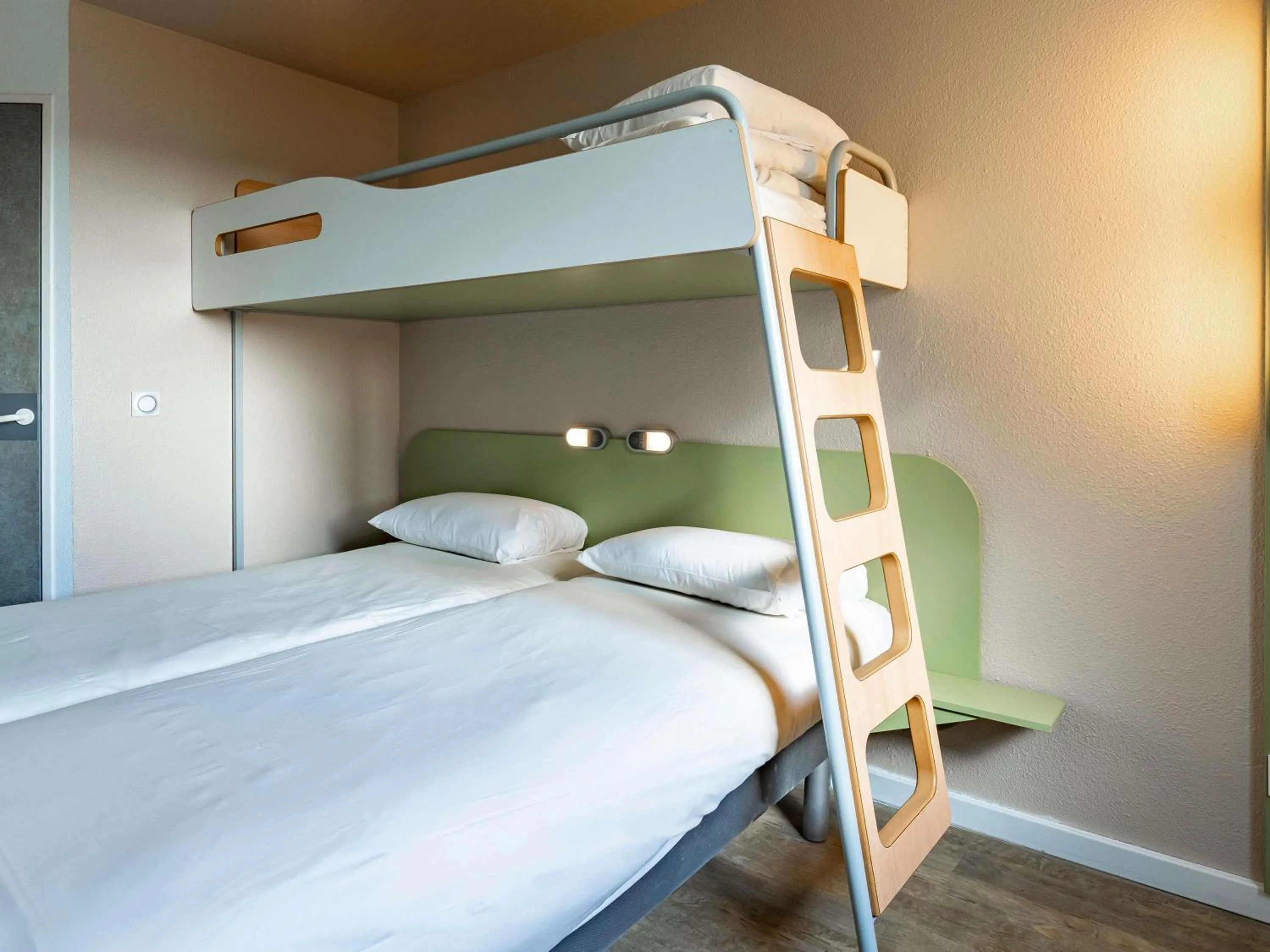 Bedroom, Bed in ibis budget Marne la Vallée Pontault Combault