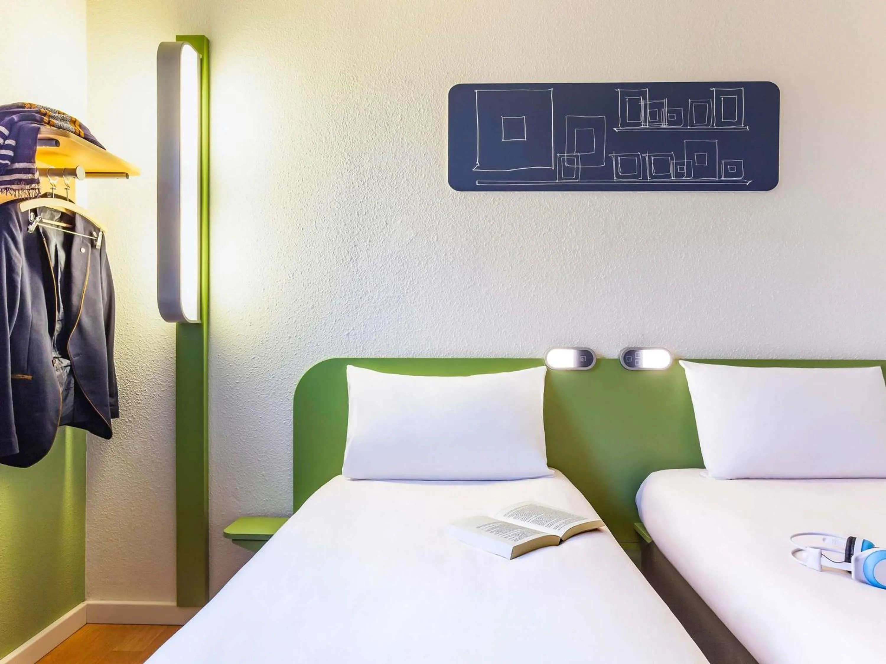 Bedroom, Bed in ibis budget Marne la Vallée Pontault Combault