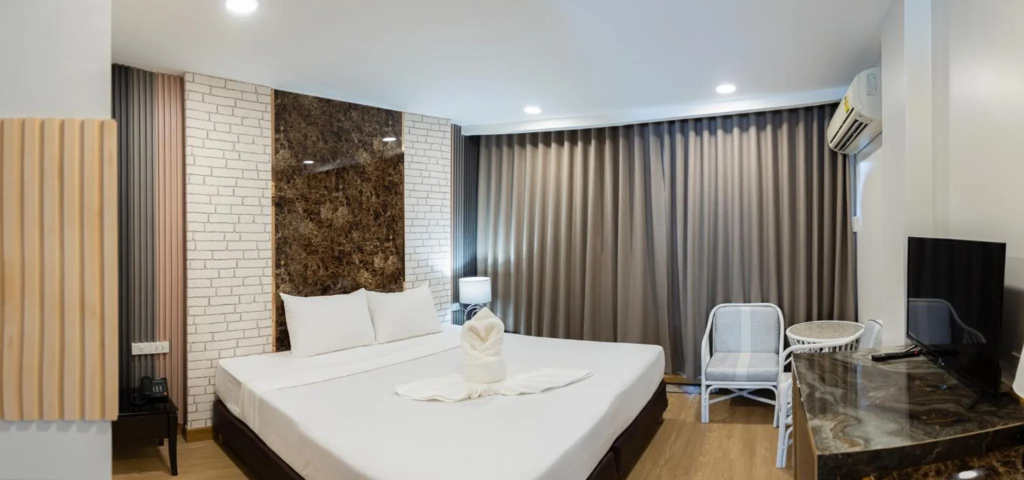 Bed in Hotel Pattaya Beach