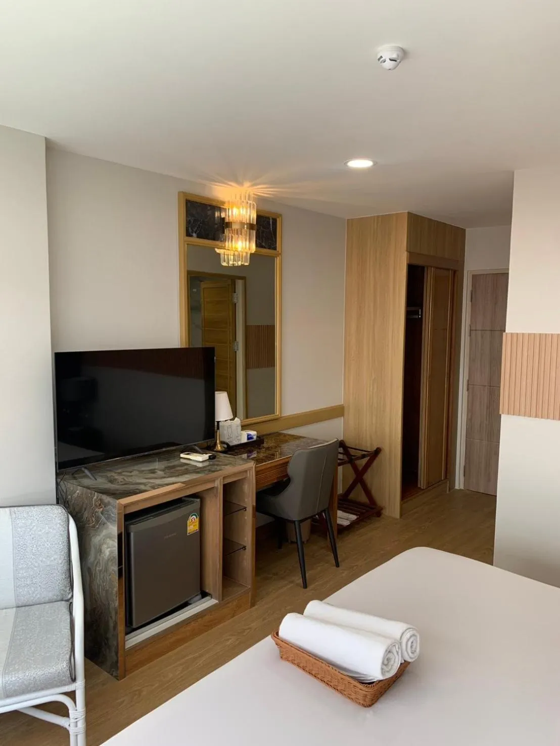 Property building, Bed in Hotel Pattaya Beach