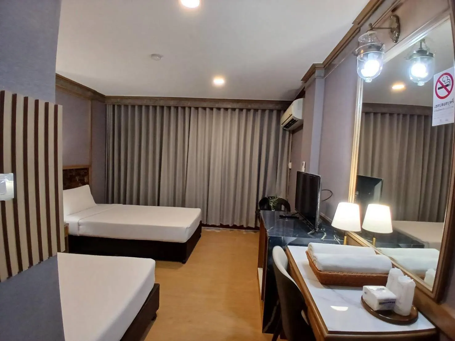 Property building, Bed in Hotel Pattaya Beach
