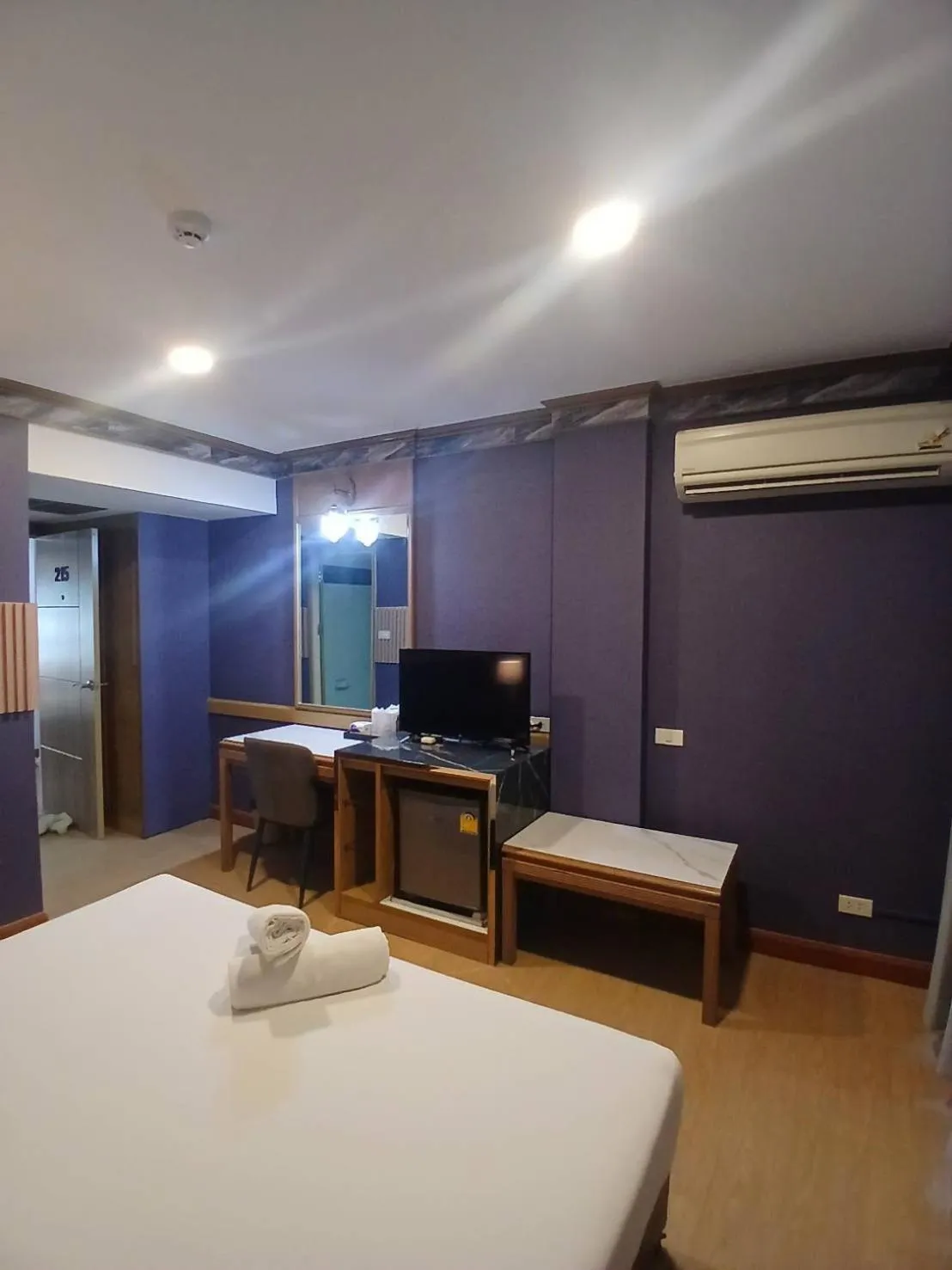 Property building, Bed in Hotel Pattaya Beach