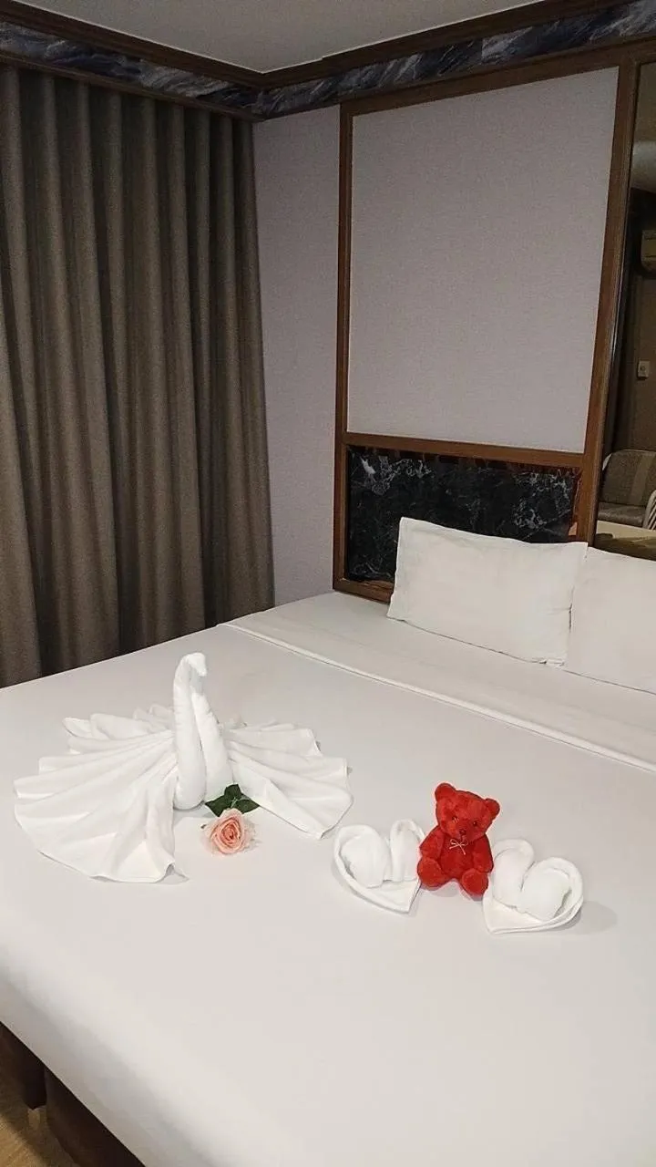 Bedroom, Bed in Hotel Pattaya Beach