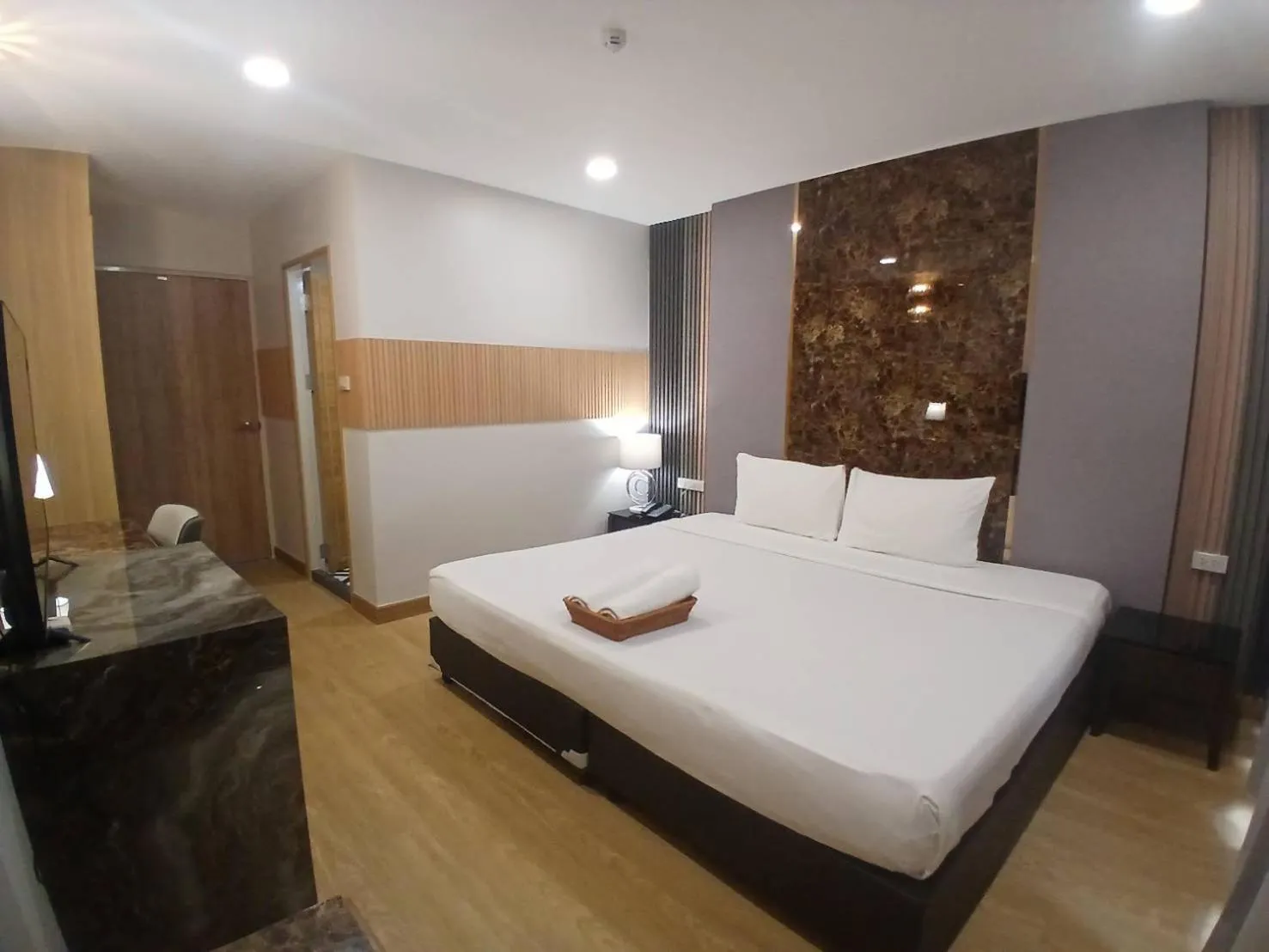 Property building, Bed in Hotel Pattaya Beach