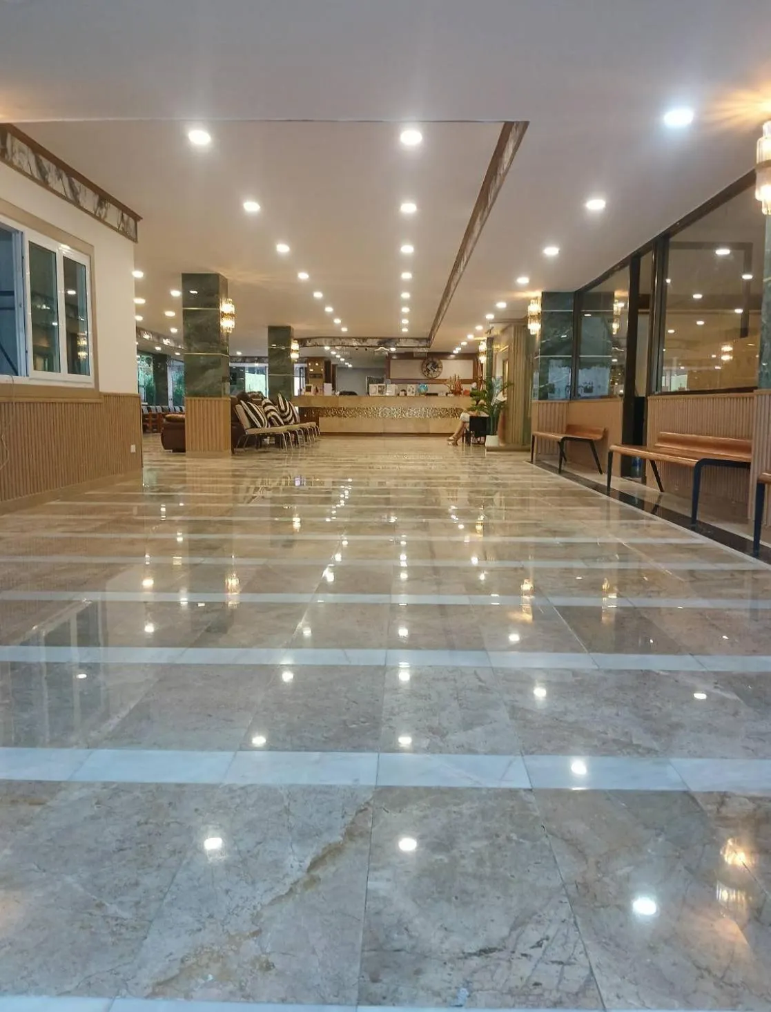 Restaurant/places to eat in Hotel Pattaya Beach