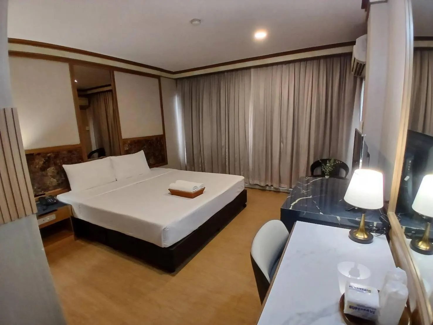 Property building, Bed in Hotel Pattaya Beach