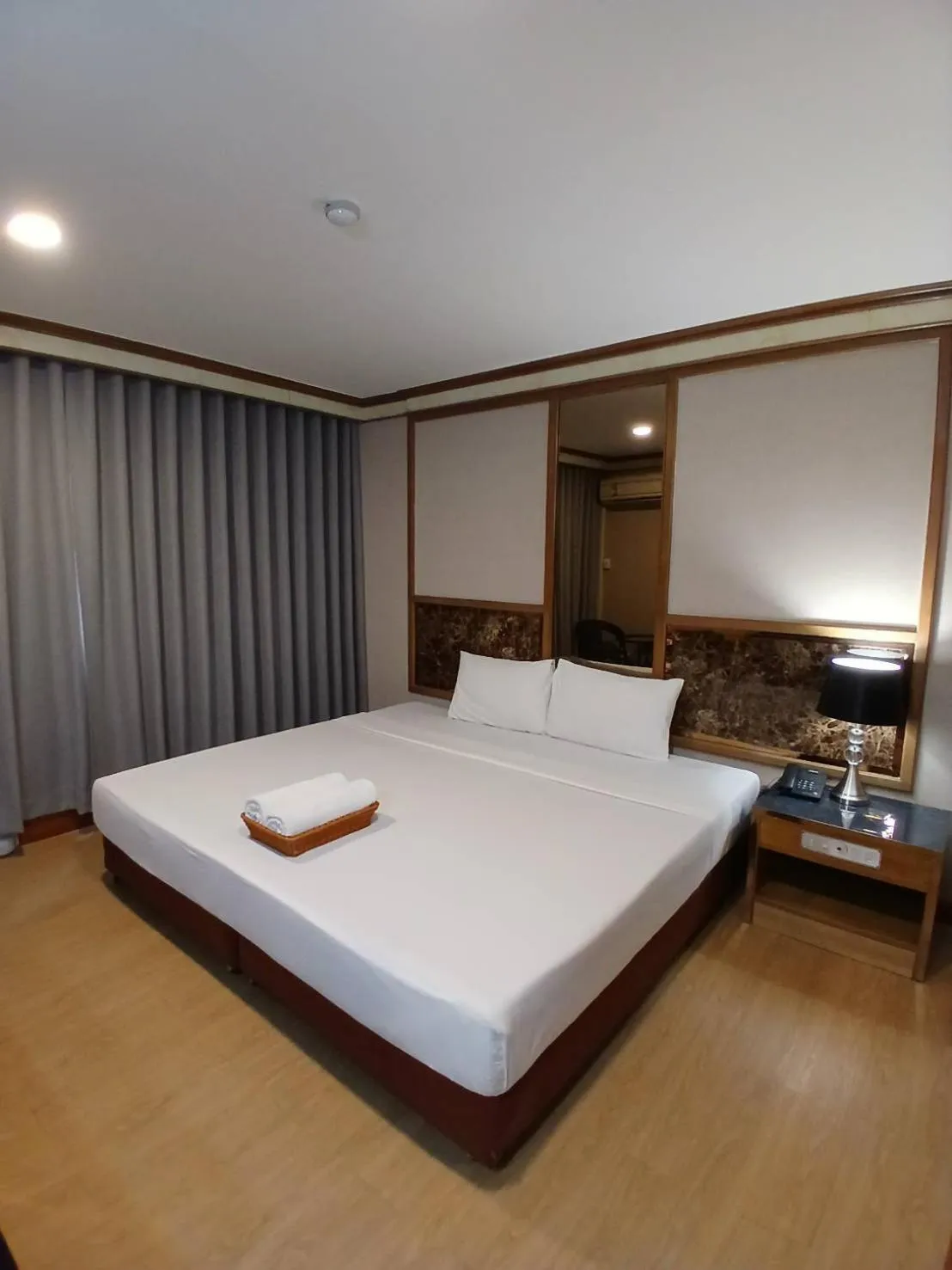 Property building, Bed in Hotel Pattaya Beach