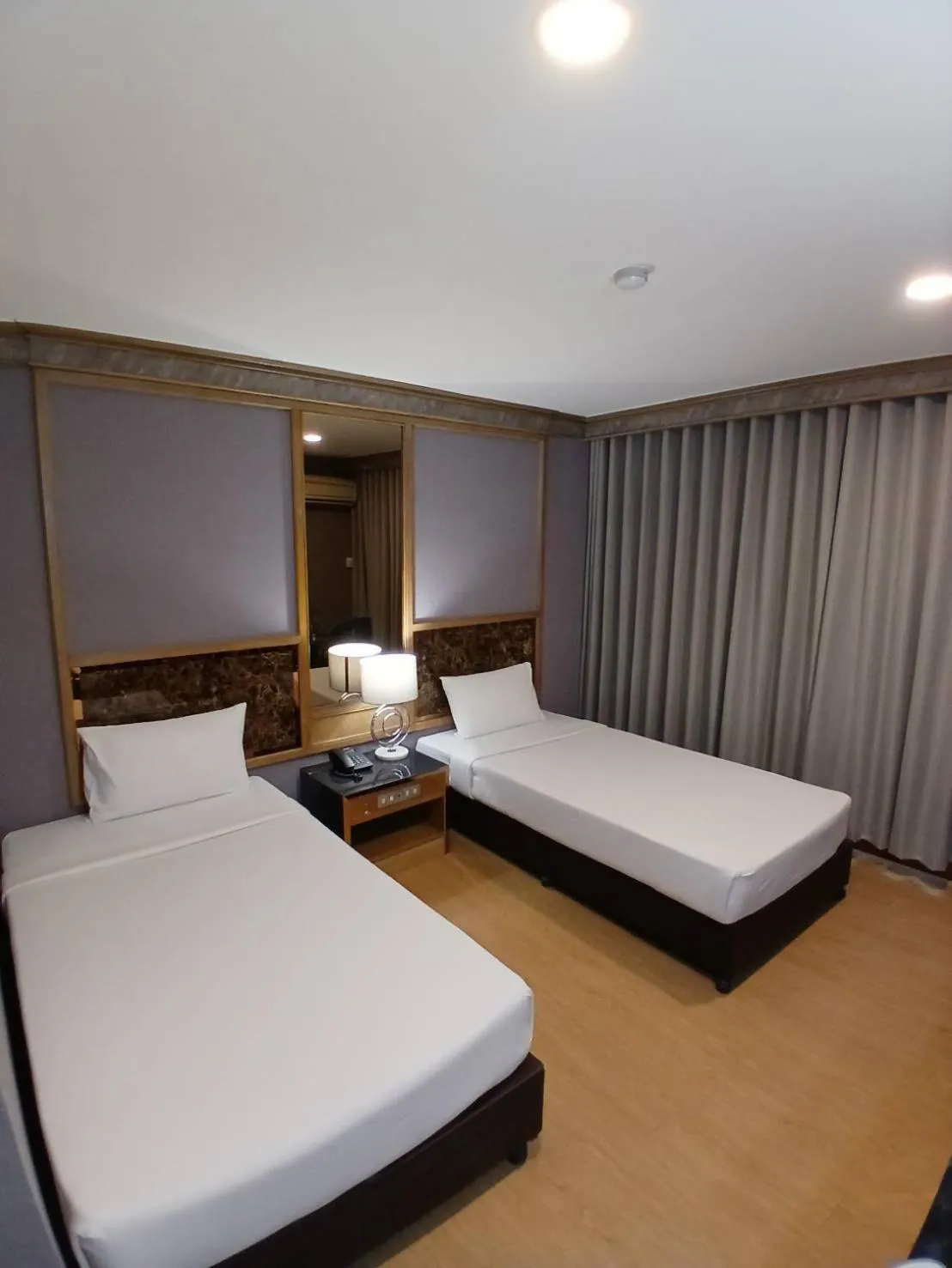 Swimming pool, Bed in Hotel Pattaya Beach