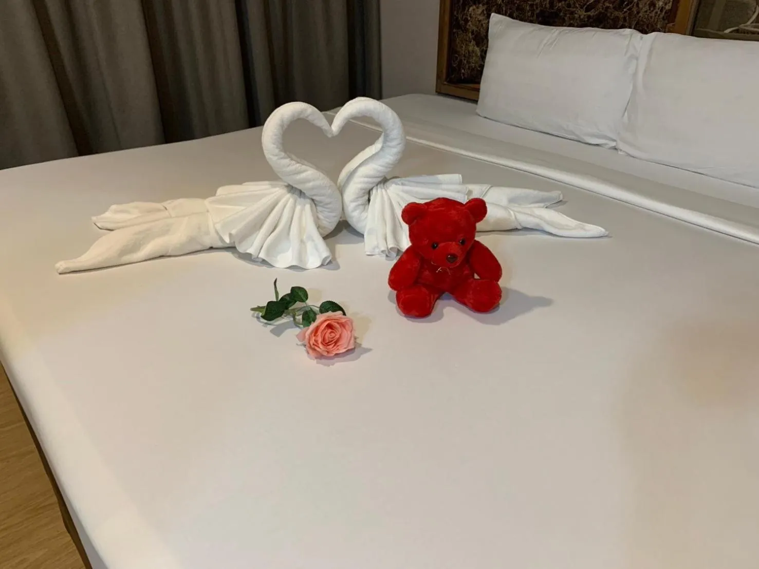 Bedroom, Bed in Hotel Pattaya Beach