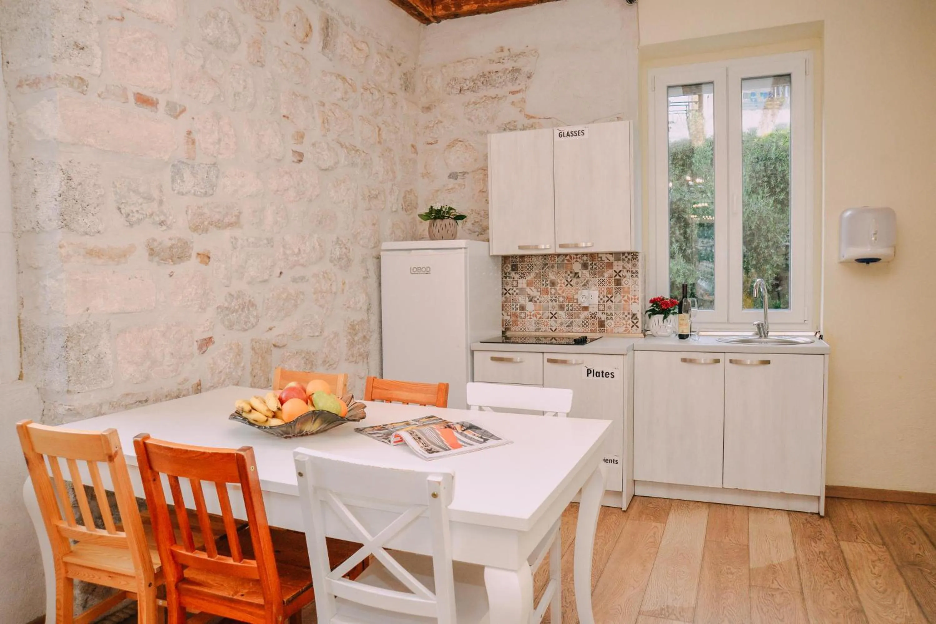 Communal kitchen in Step to Kotor bay Guesthouse