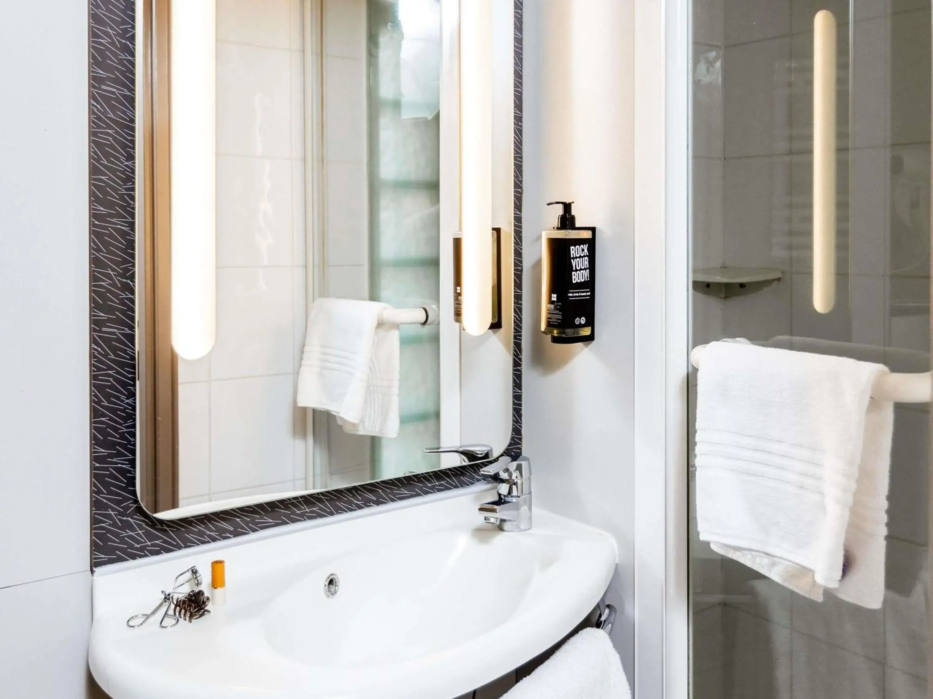 Bedroom in Ibis Paris Gare Montparnasse 15ème Bedroom in Ibis Paris Gare Montparnasse 15ème