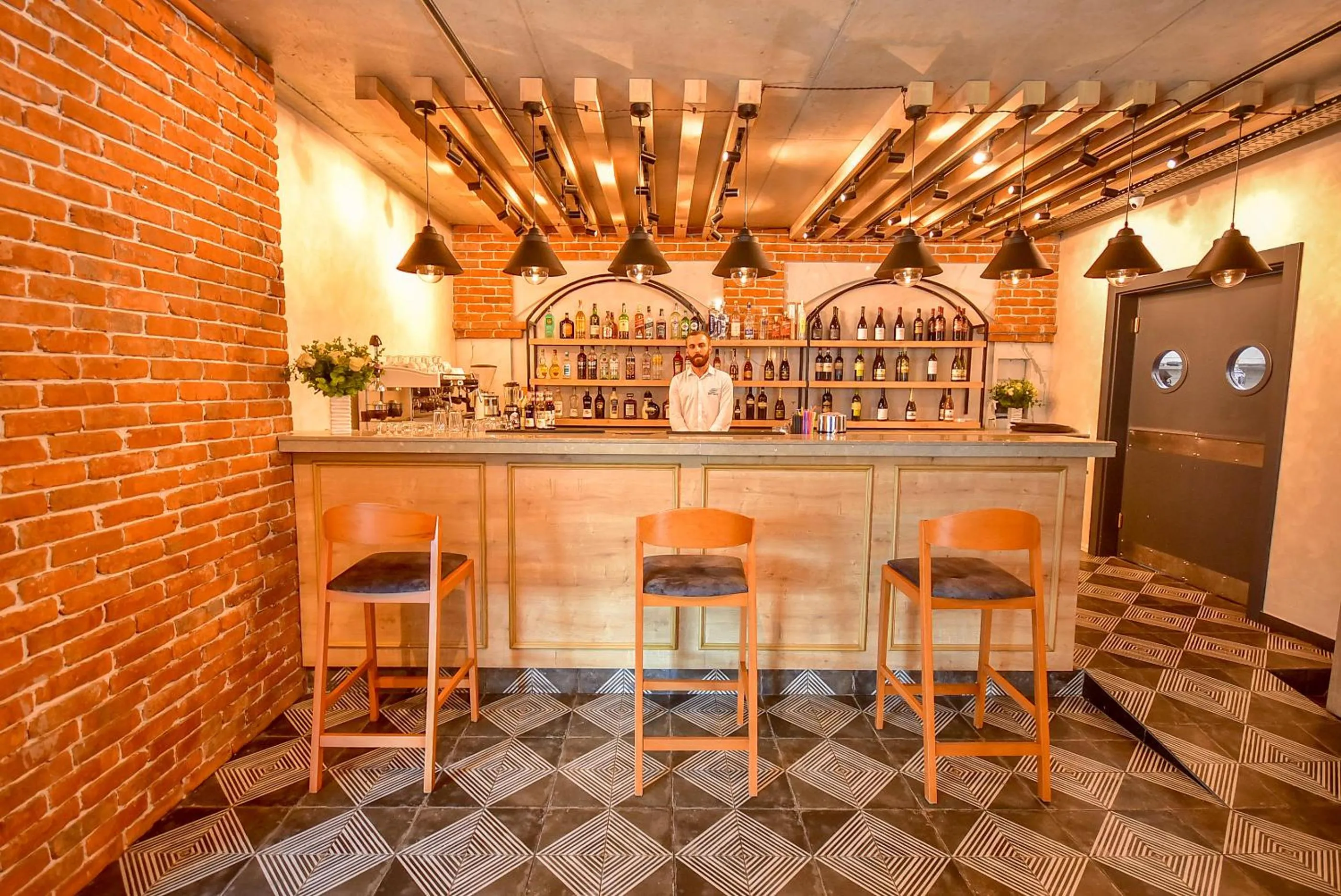 Restaurant/places to eat in New Wave Hotel