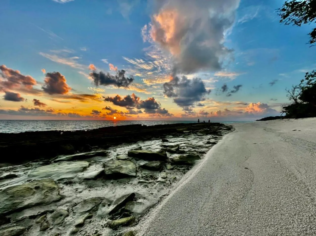 Beach in Thoddoo Island Life