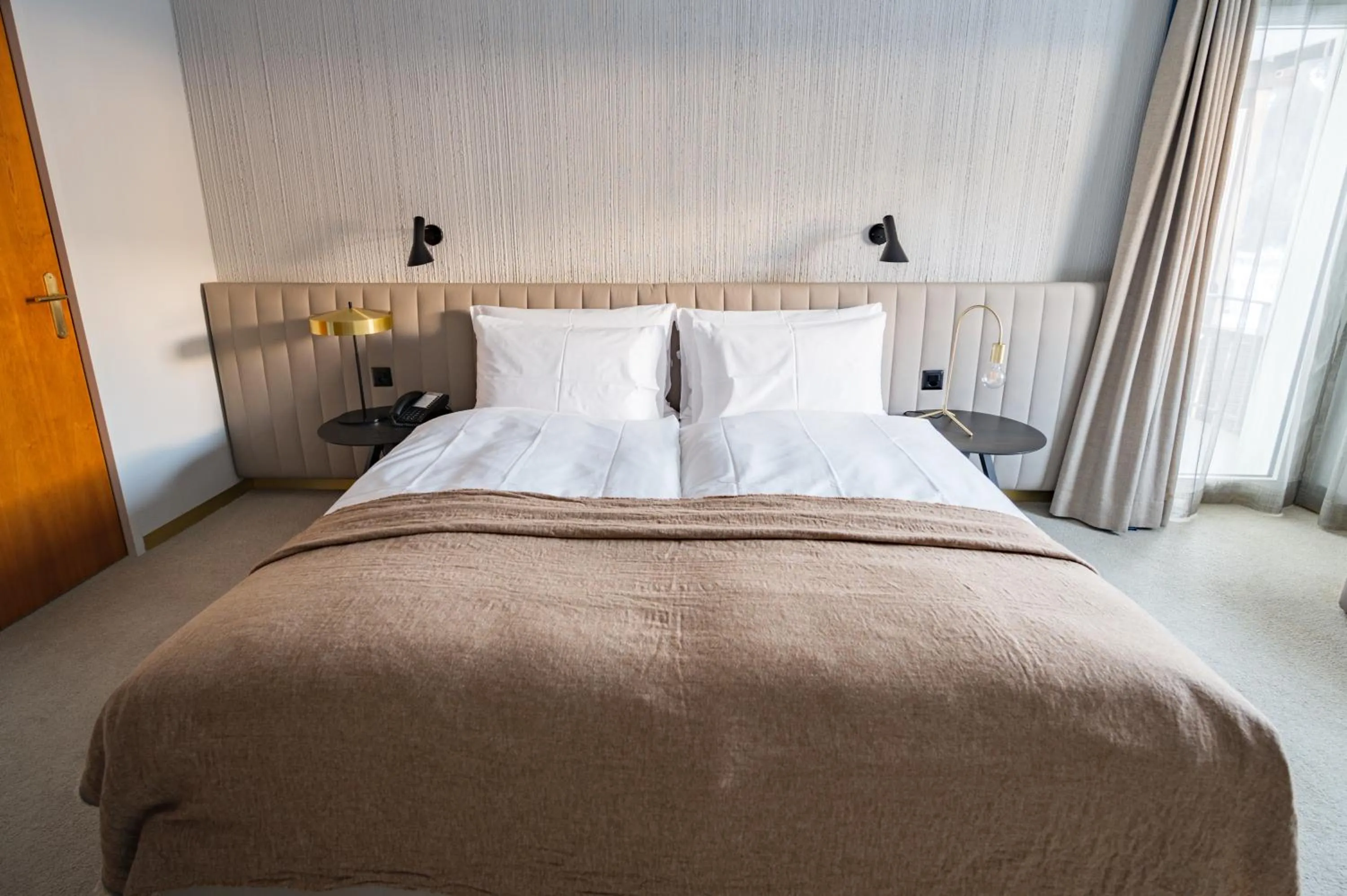 Photo of the whole room, Bed in Kongress Hotel Davos