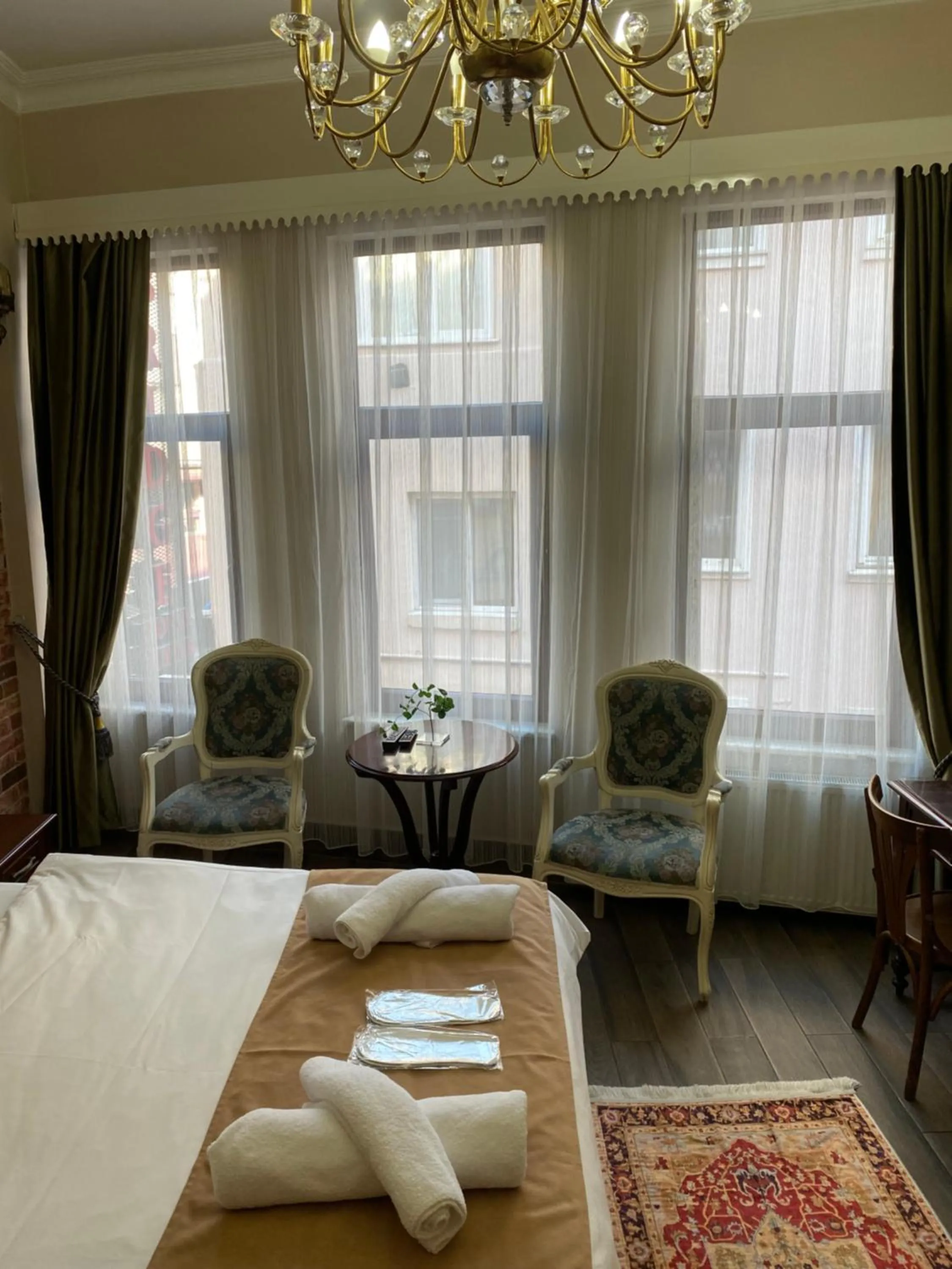 Seating area, Bed in Bosphorus Bridge