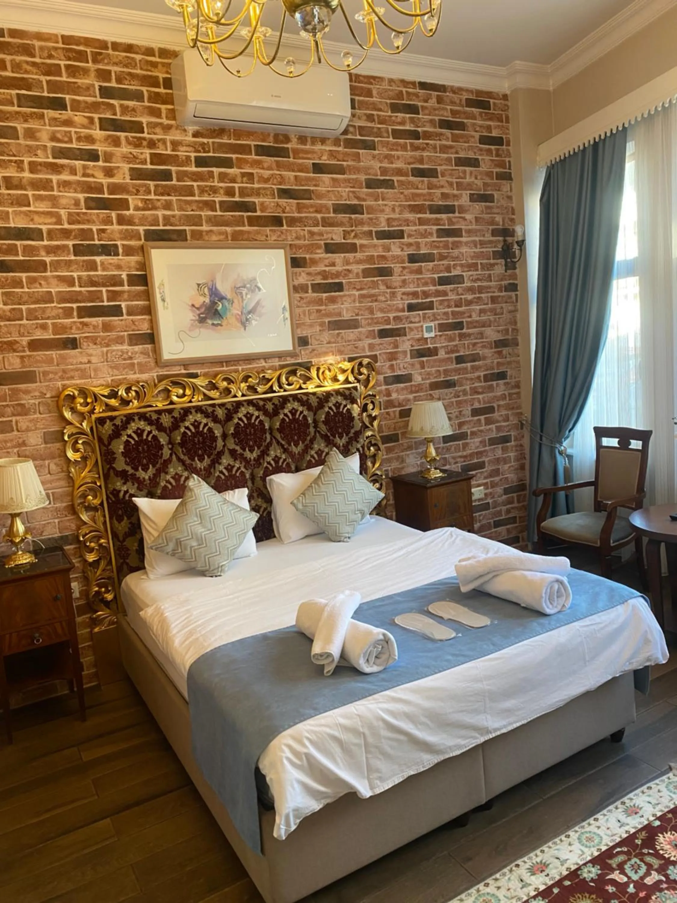 Bed in Bosphorus Bridge