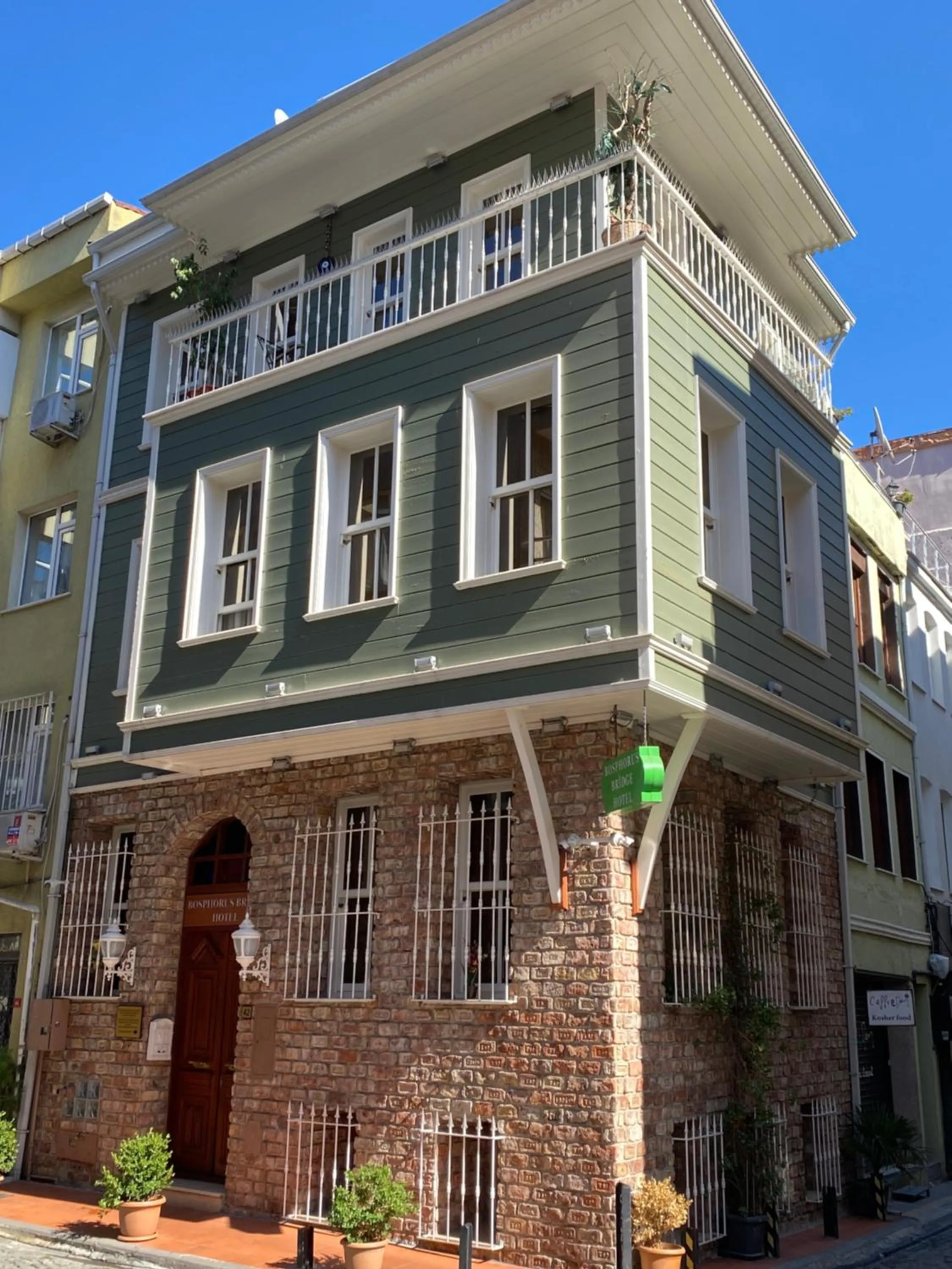 Property building in Bosphorus Bridge