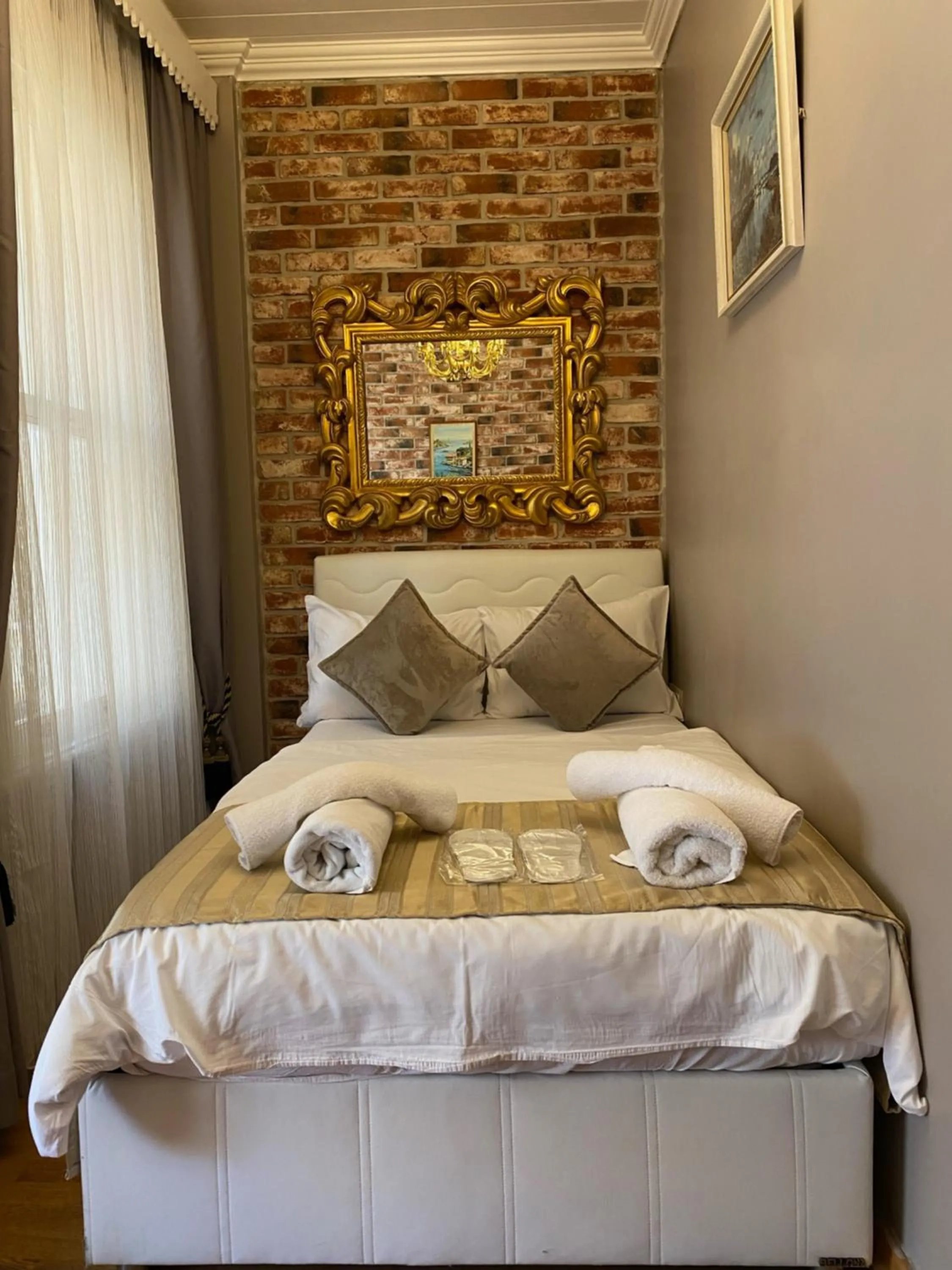 Bed in Bosphorus Bridge