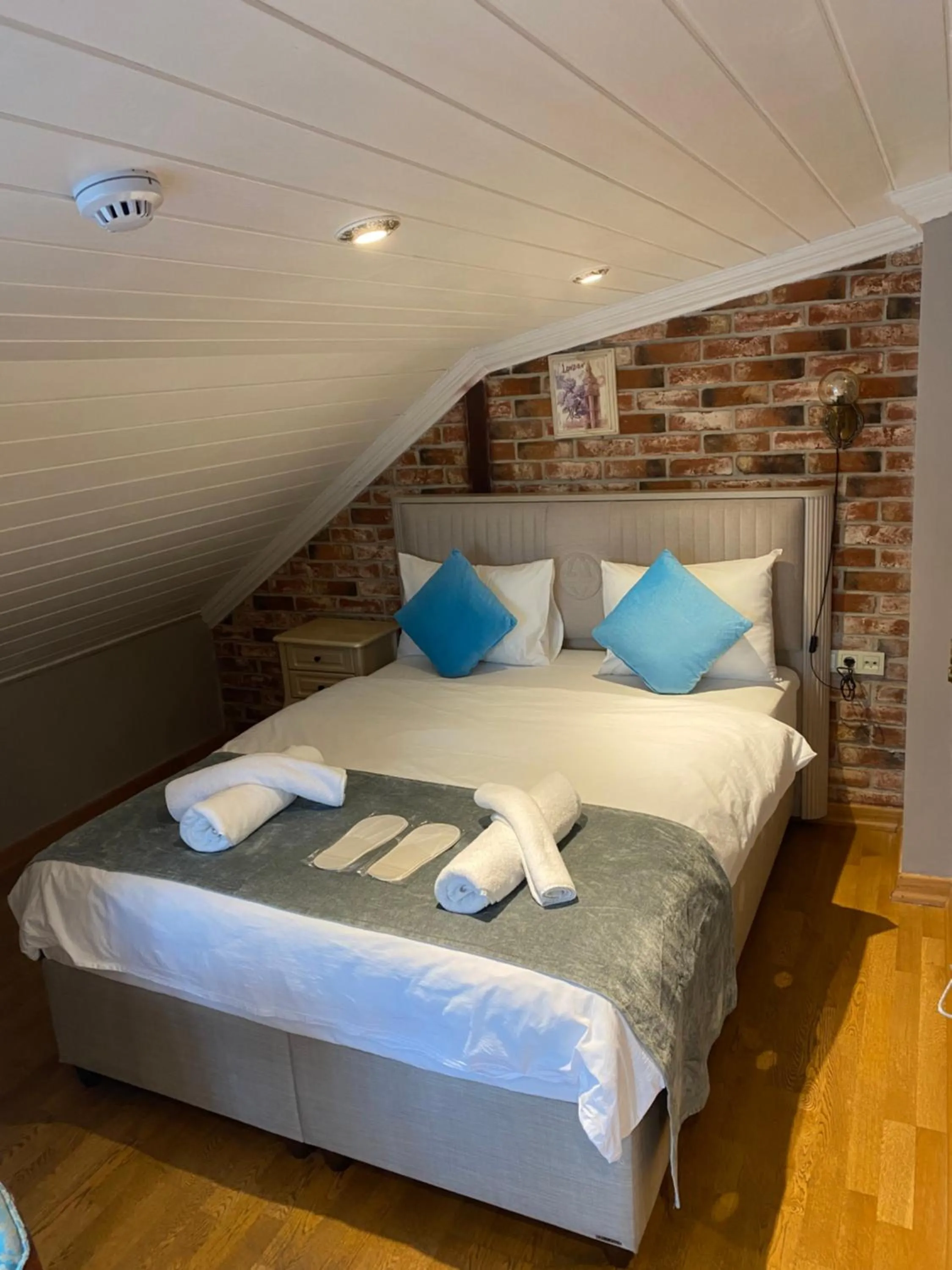 Bed in Bosphorus Bridge