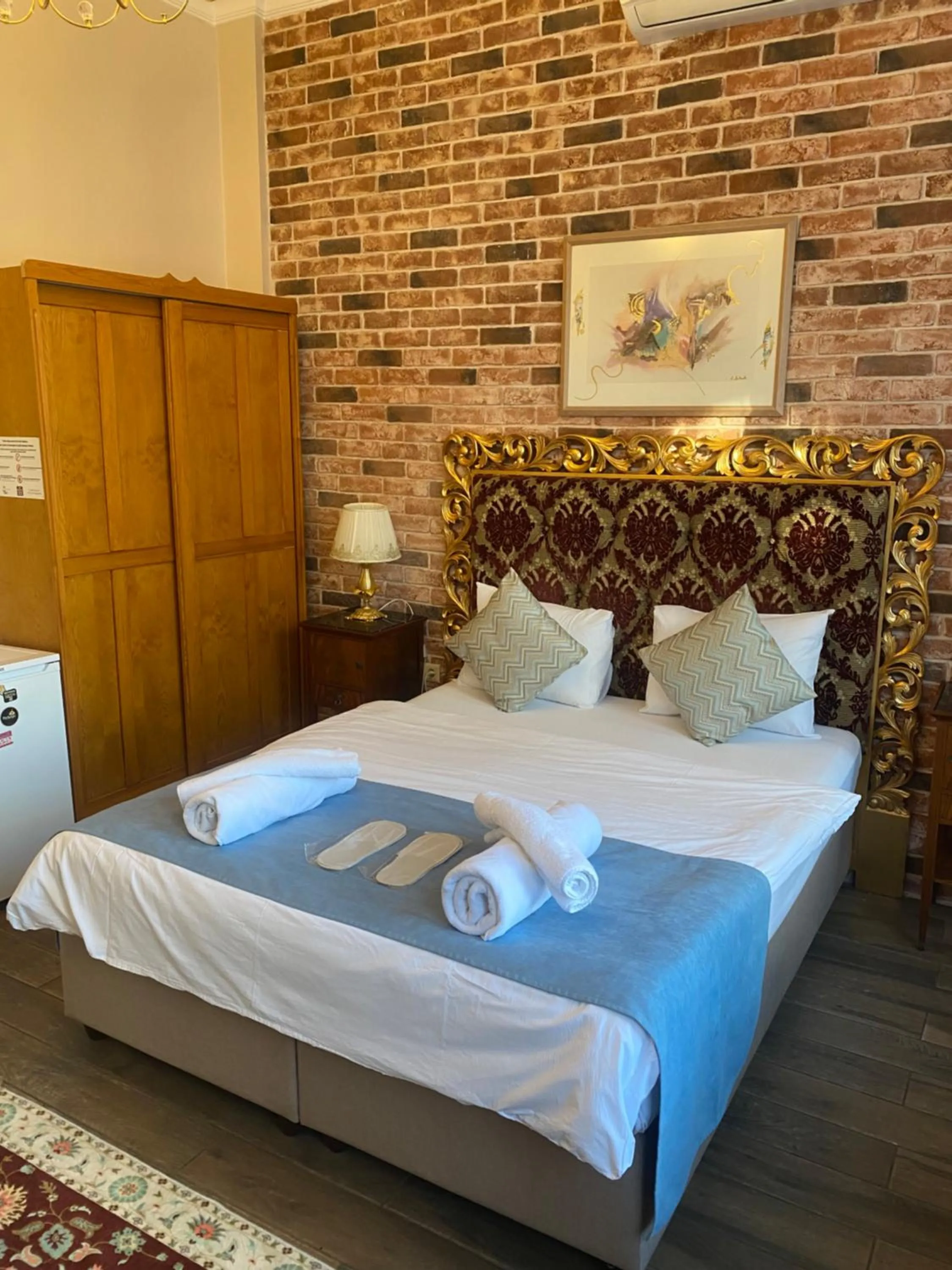 Bed in Bosphorus Bridge