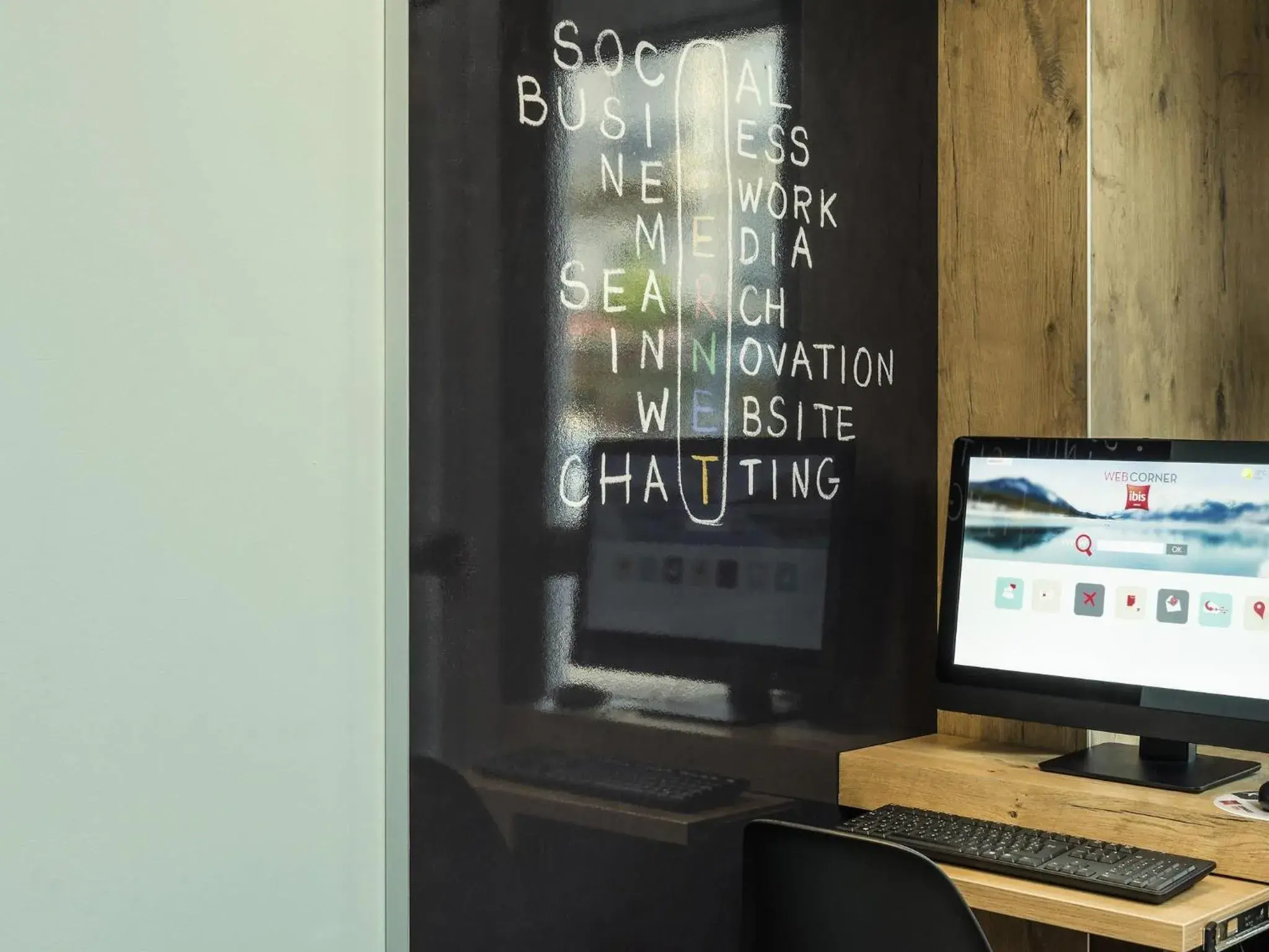 Lounge or bar in ibis Paris Avenue de la Republique Lounge or bar in ibis Paris Avenue de la Republique