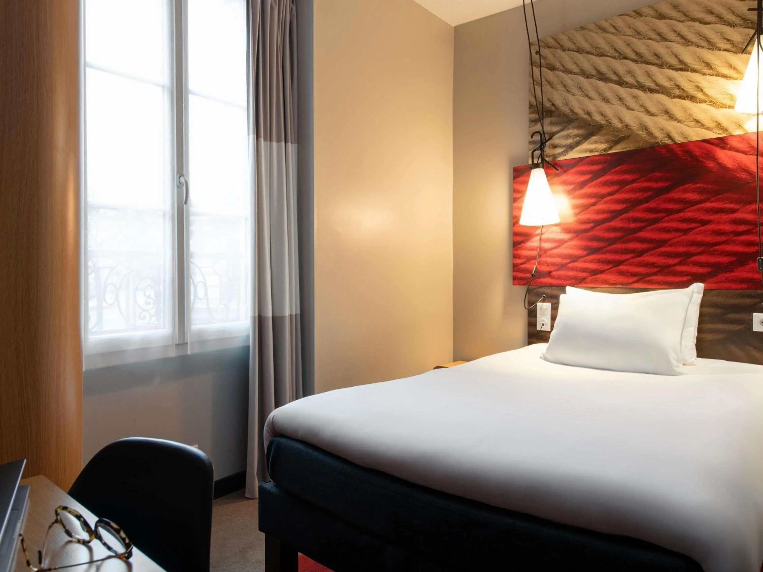 Bedroom, Bed in ibis Paris Avenue de la Republique