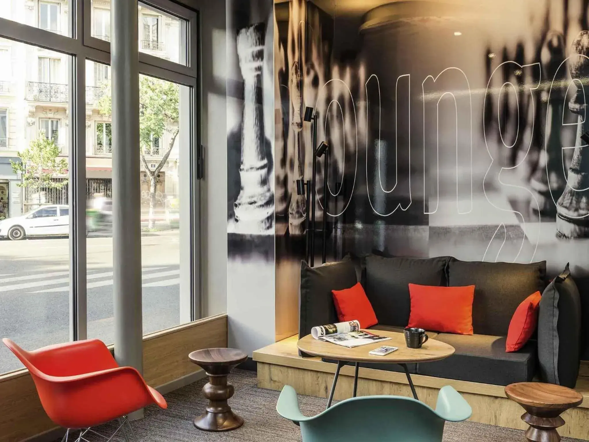 Lounge or bar in ibis Paris Avenue de la Republique Lounge or bar in ibis Paris Avenue de la Republique