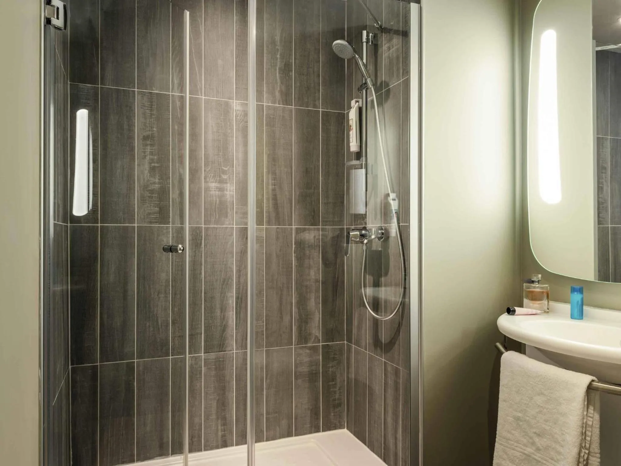 Bedroom in ibis Paris Avenue de la Republique