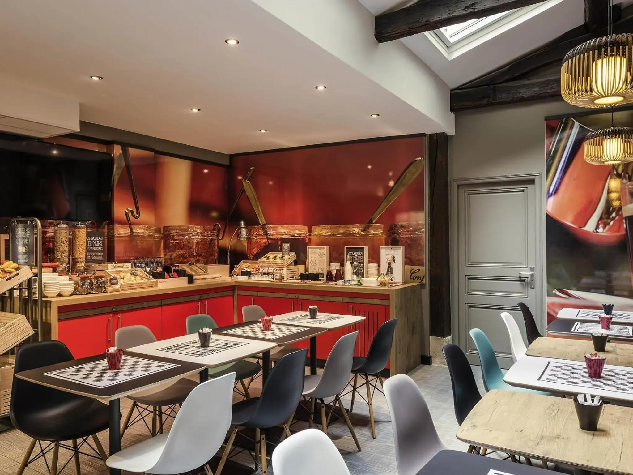 Lounge or bar in ibis Paris Avenue de la Republique Lounge or bar in ibis Paris Avenue de la Republique