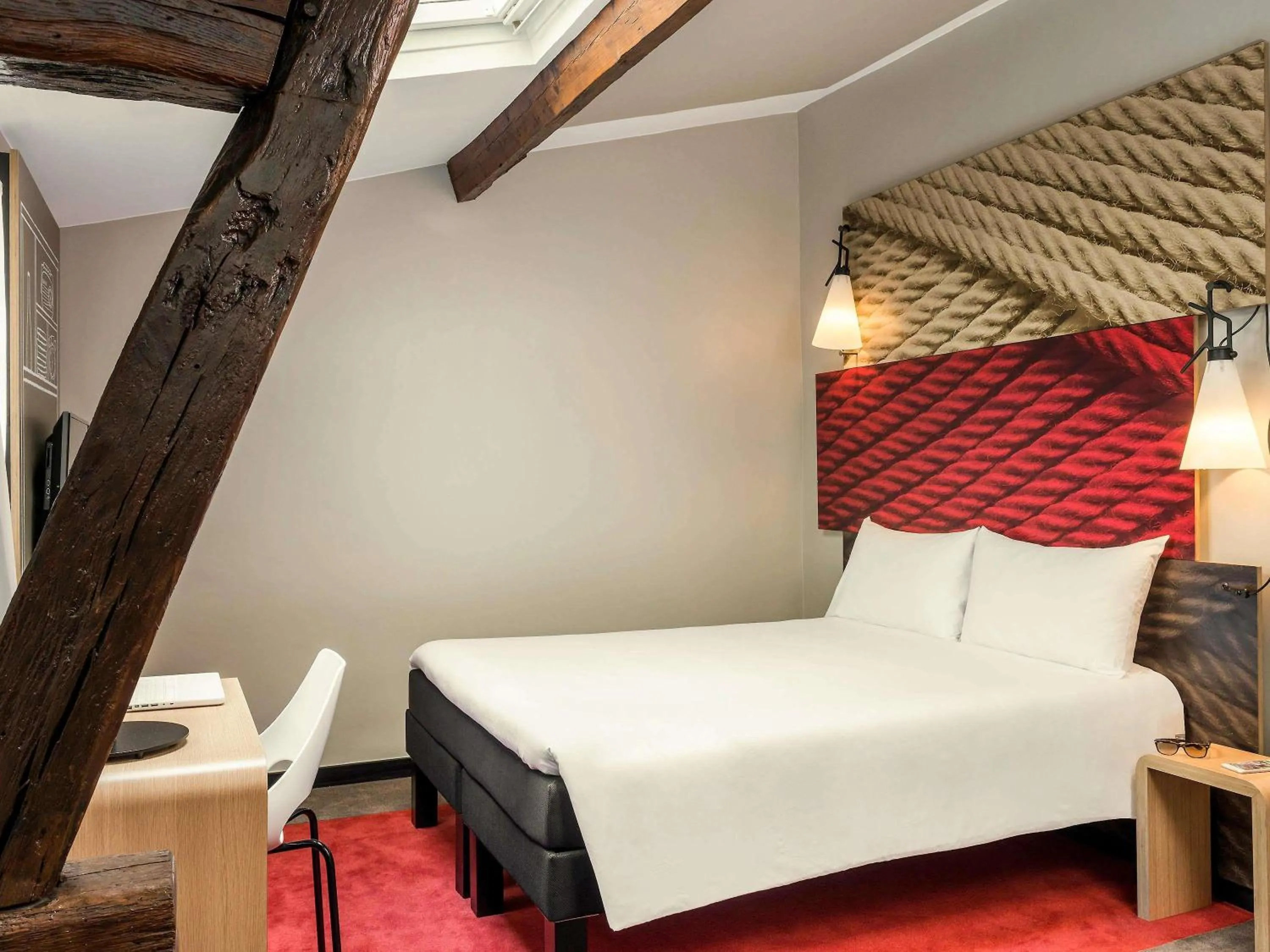 Property building, Bed in ibis Paris Avenue de la Republique