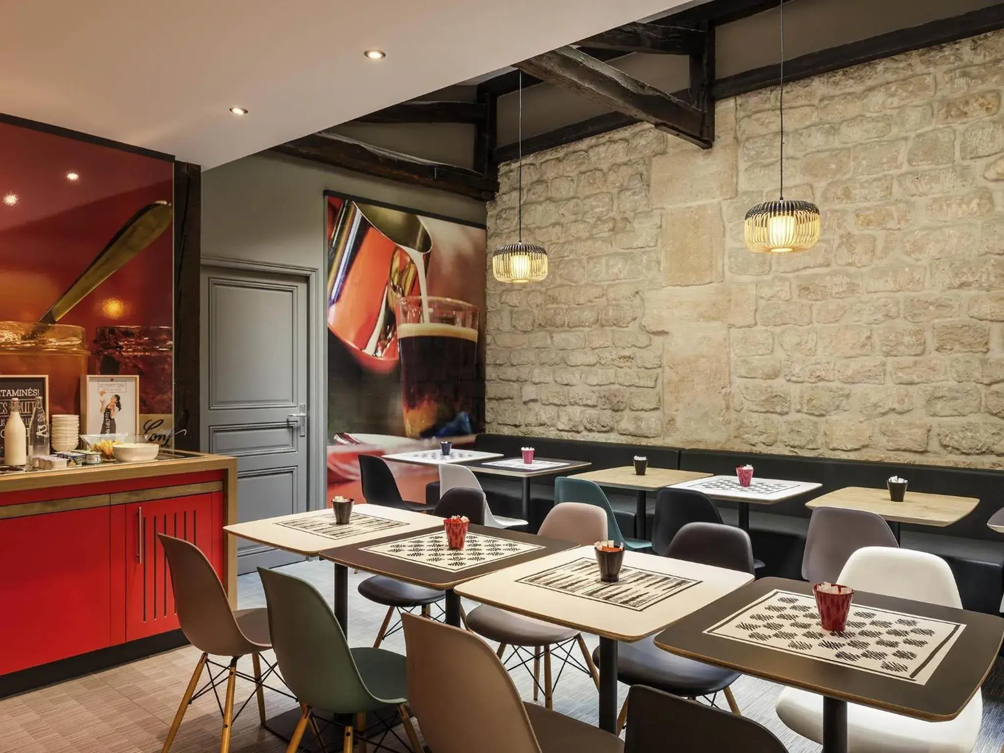 Lounge or bar in ibis Paris Avenue de la Republique Lounge or bar in ibis Paris Avenue de la Republique