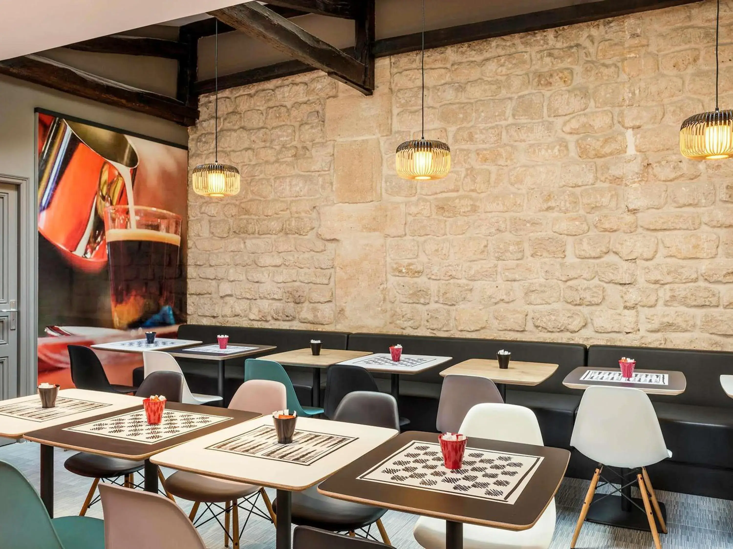 Lounge or bar in ibis Paris Avenue de la Republique Lounge or bar in ibis Paris Avenue de la Republique