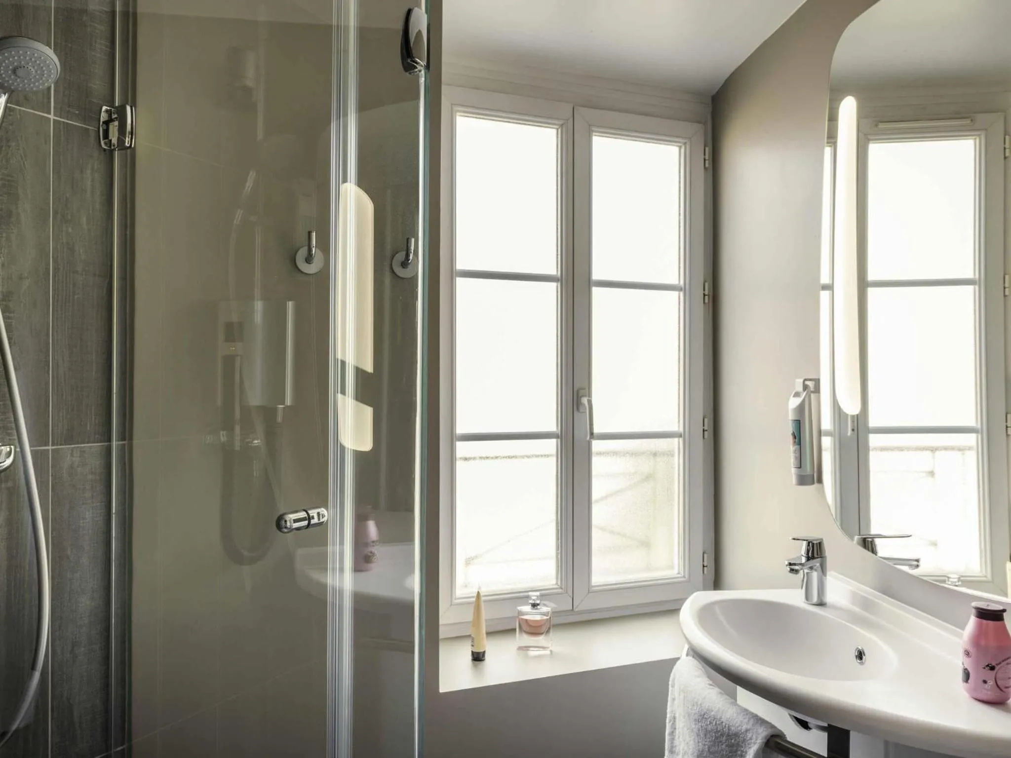 Bedroom in ibis Paris Avenue de la Republique