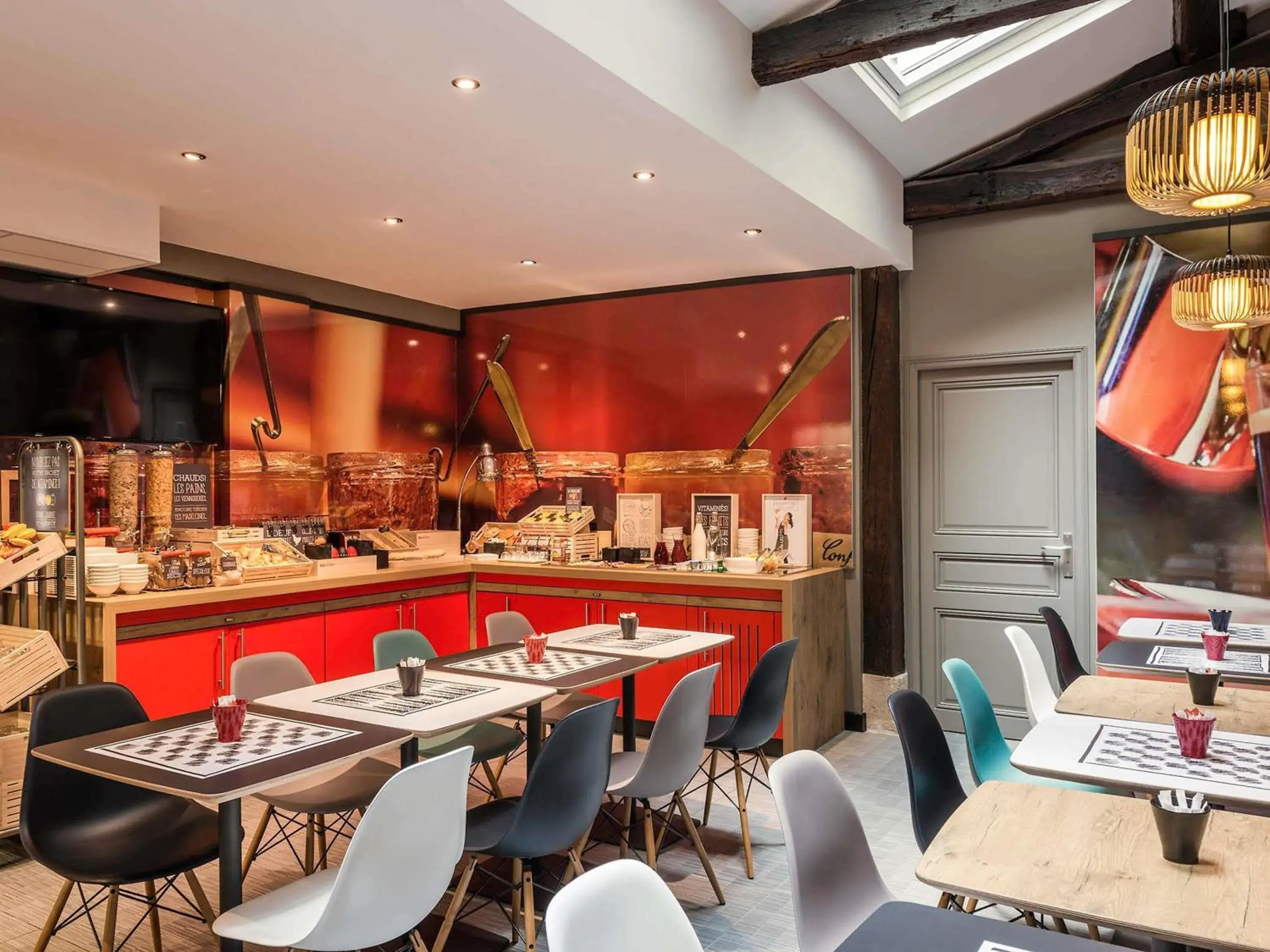 Lounge or bar in ibis Paris Avenue de la Republique Lounge or bar in ibis Paris Avenue de la Republique