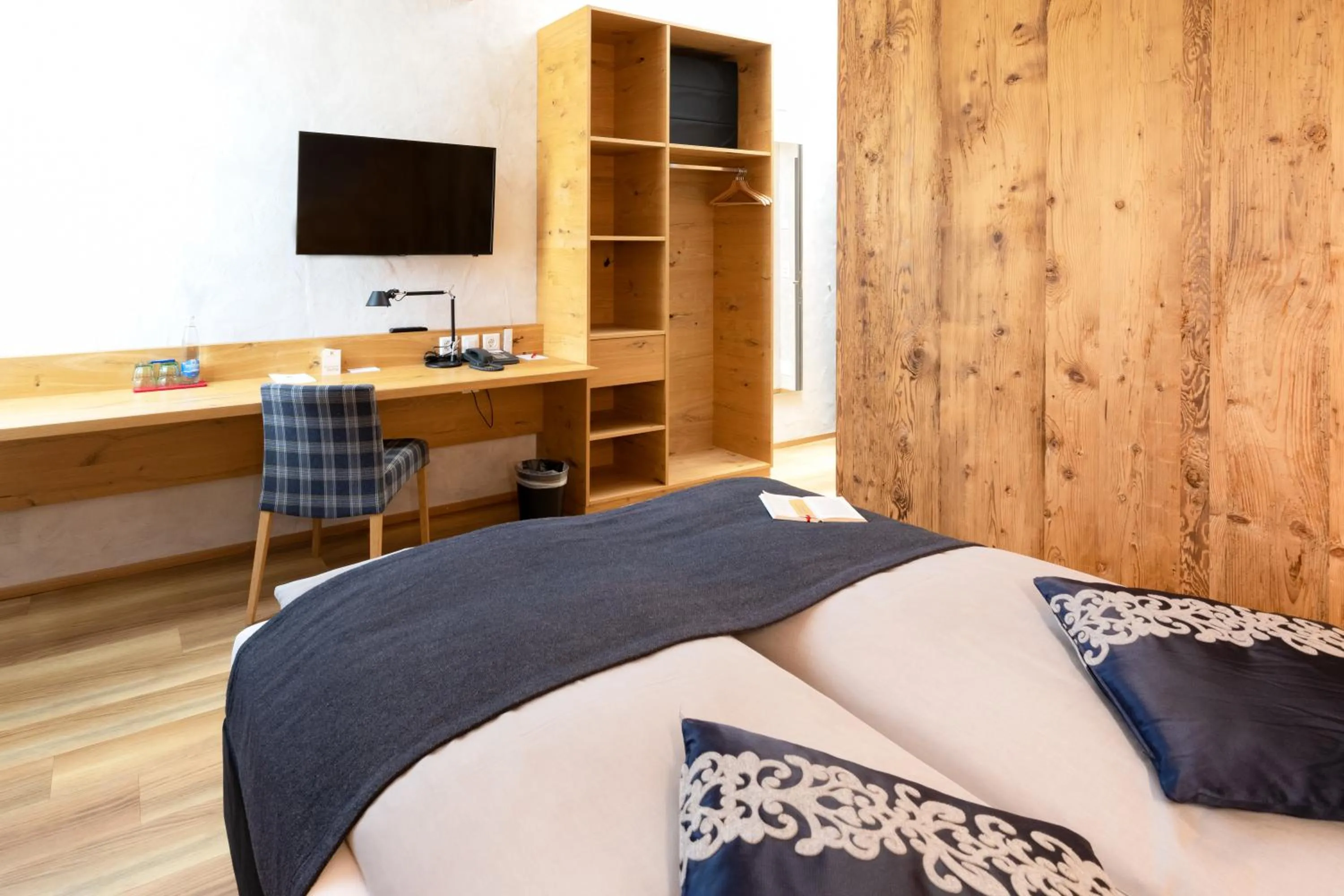 Photo of the whole room, Bed in Landgasthof Kreuz - Ihr Businesshotel mit persönlichem Flair