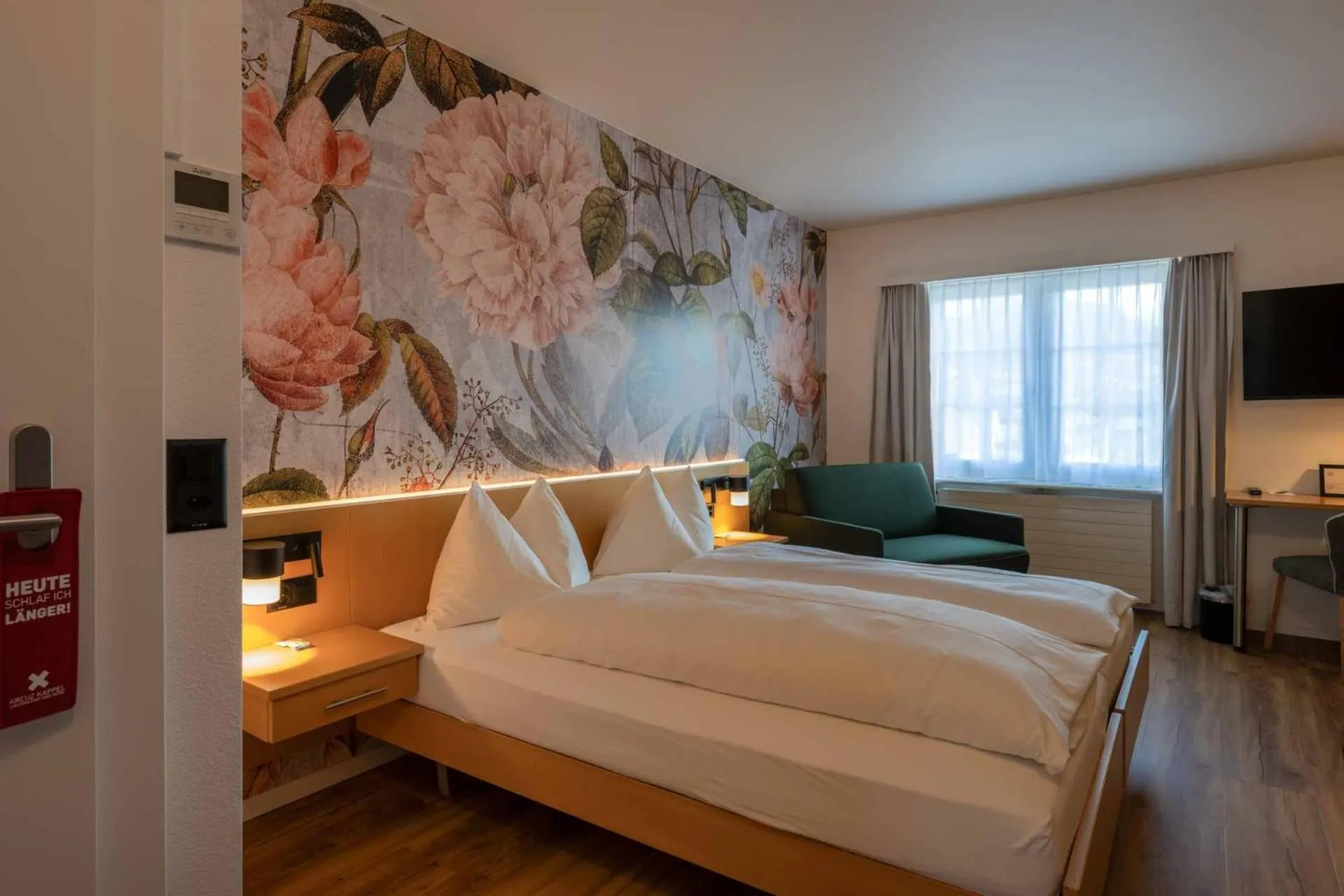 Photo of the whole room, Bed in Landgasthof Kreuz - Ihr Businesshotel mit persönlichem Flair
