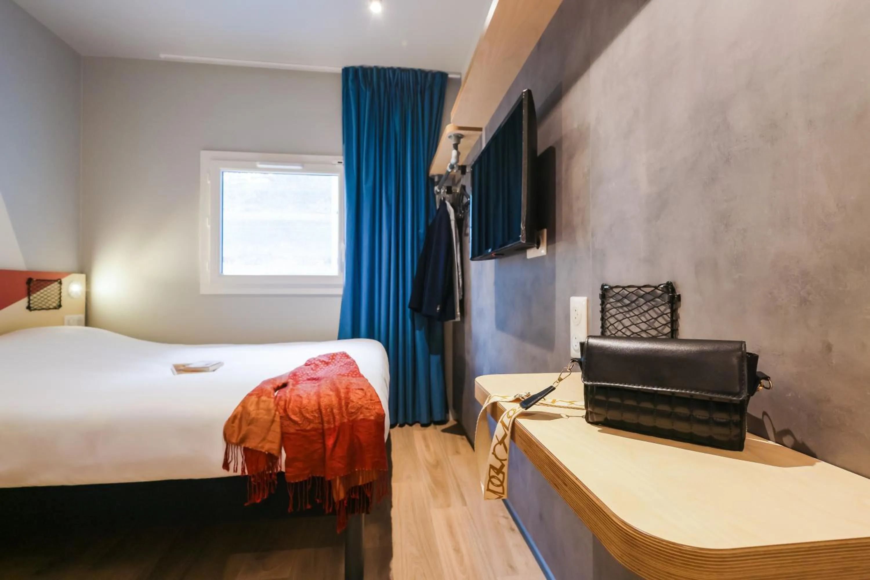 Toilet, Bed in ibis Budget Villemomble