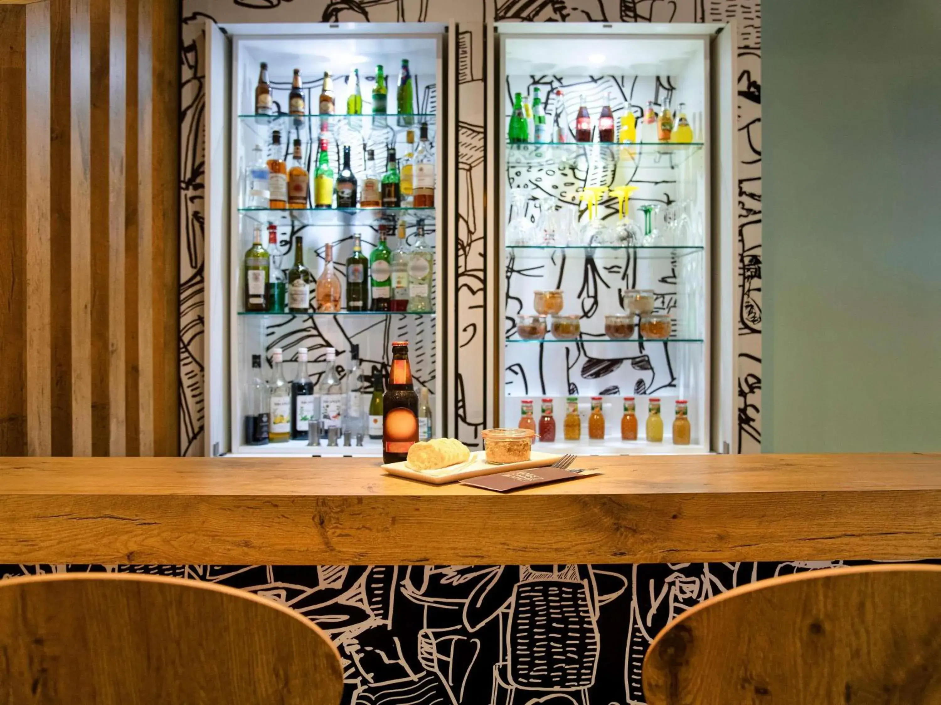 Lounge or bar in ibis Paris Canal Saint Martin Lounge or bar in ibis Paris Canal Saint Martin