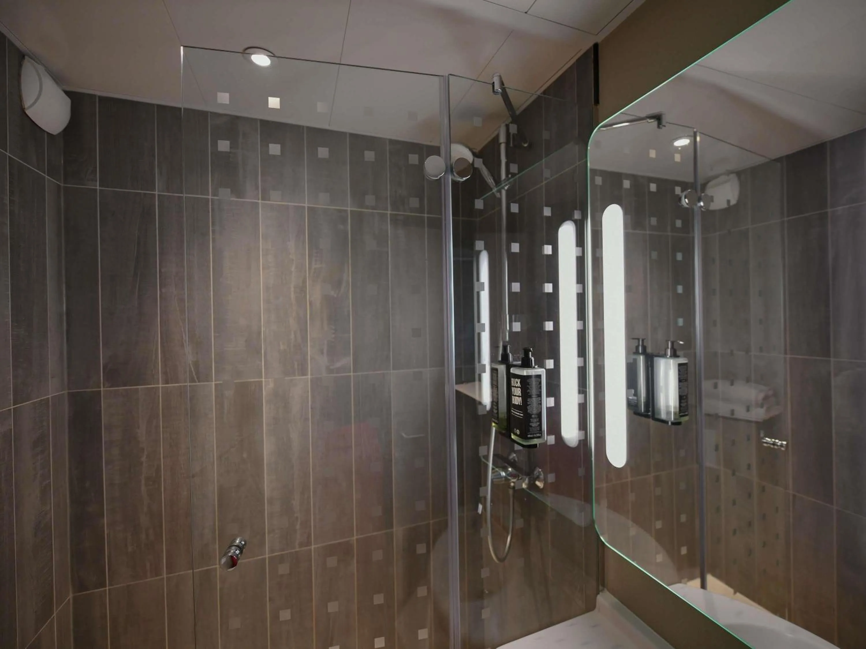 Bedroom in ibis Paris Canal Saint Martin