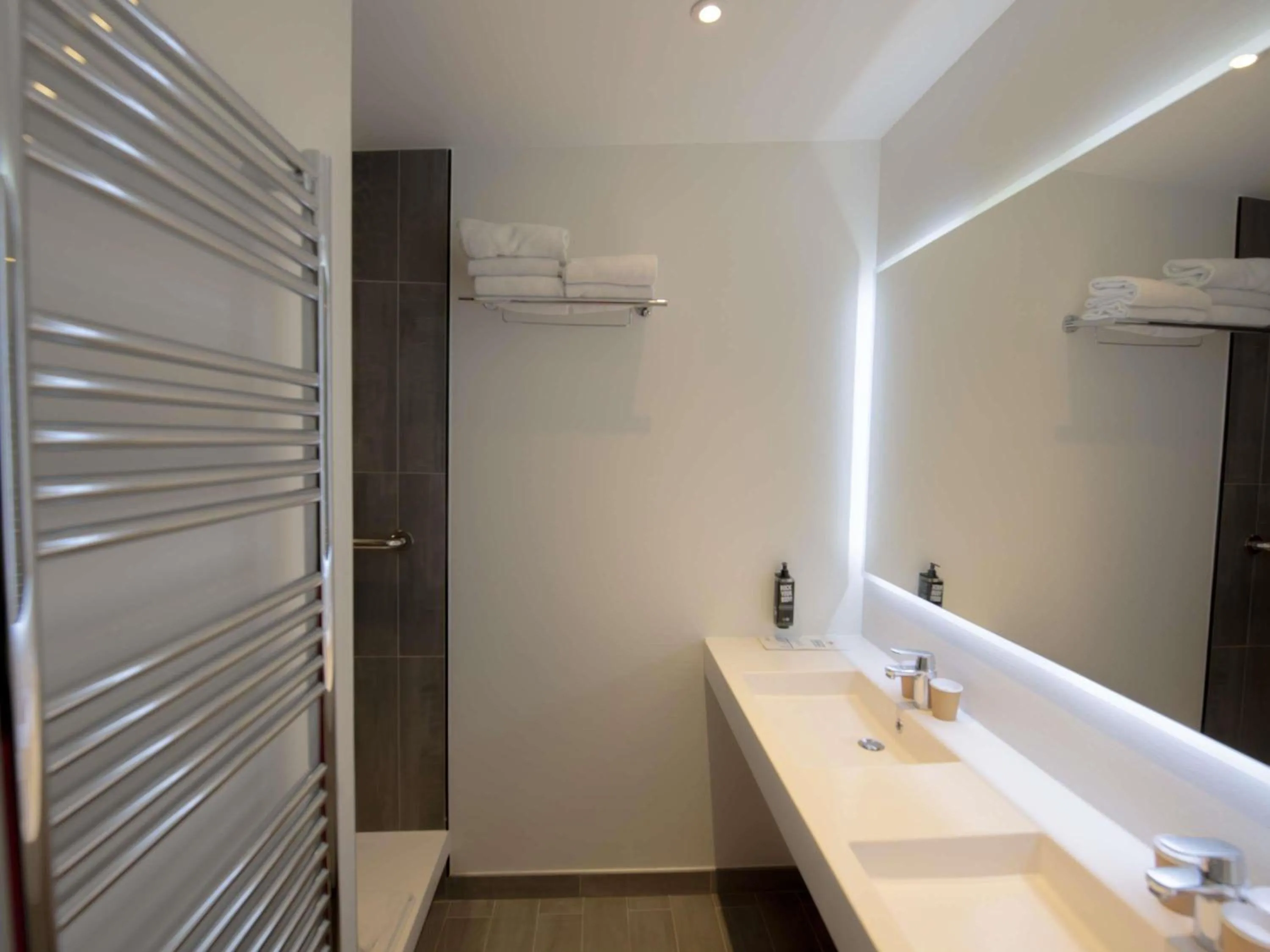 Bedroom in ibis Paris Canal Saint Martin