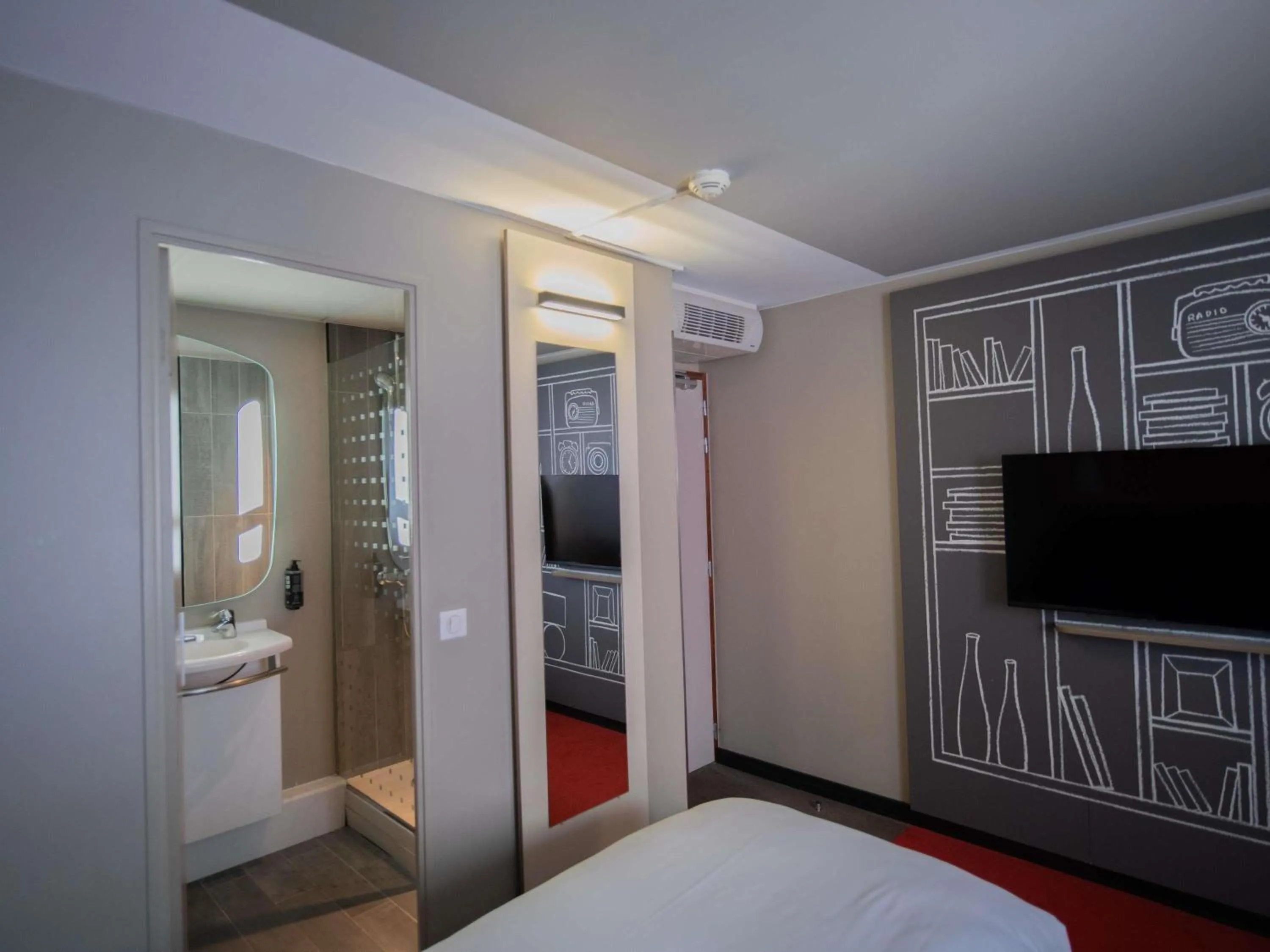 Bedroom, Bed in ibis Paris Canal Saint Martin