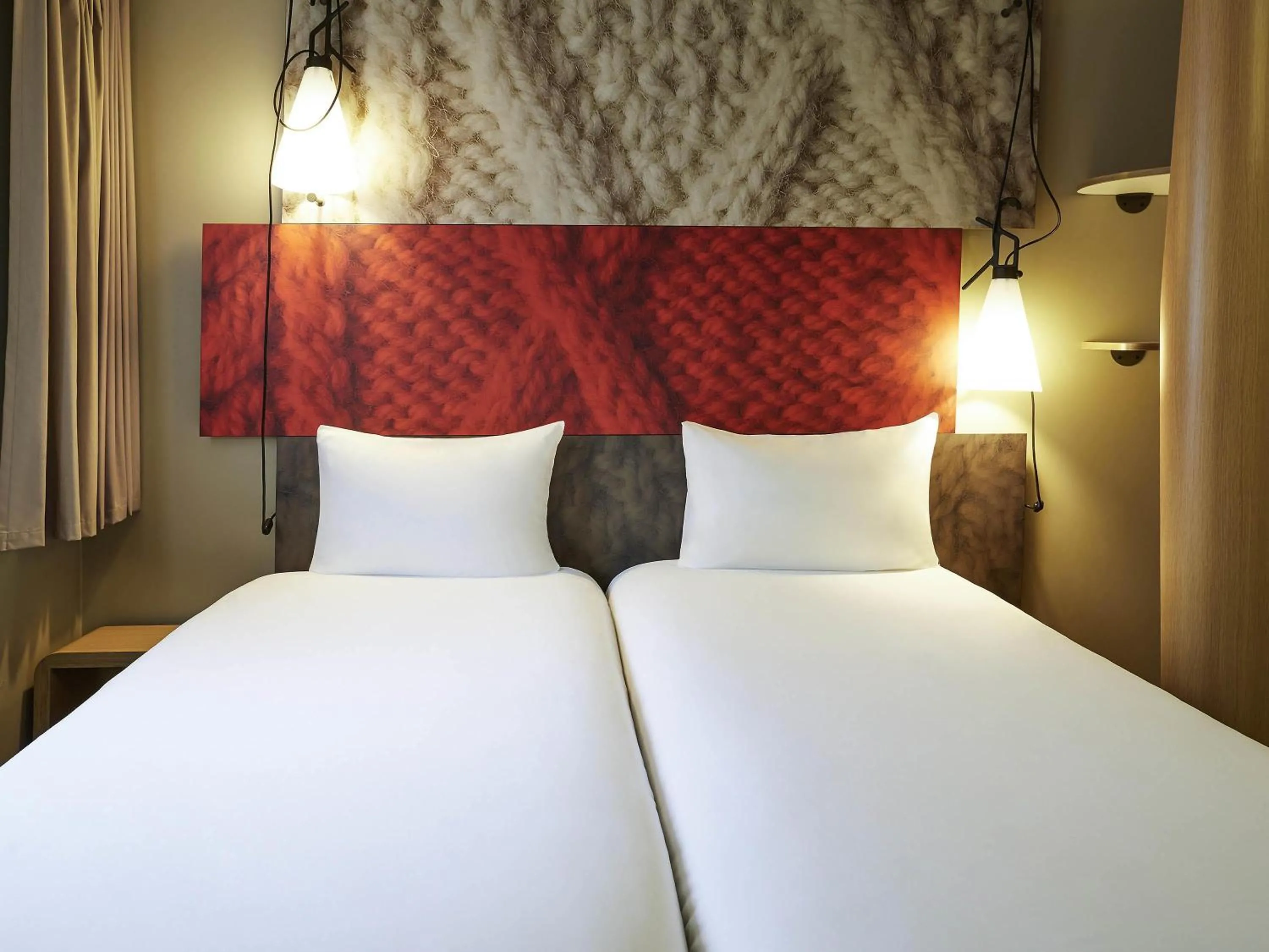 Bedroom, Bed in ibis Paris Canal Saint Martin
