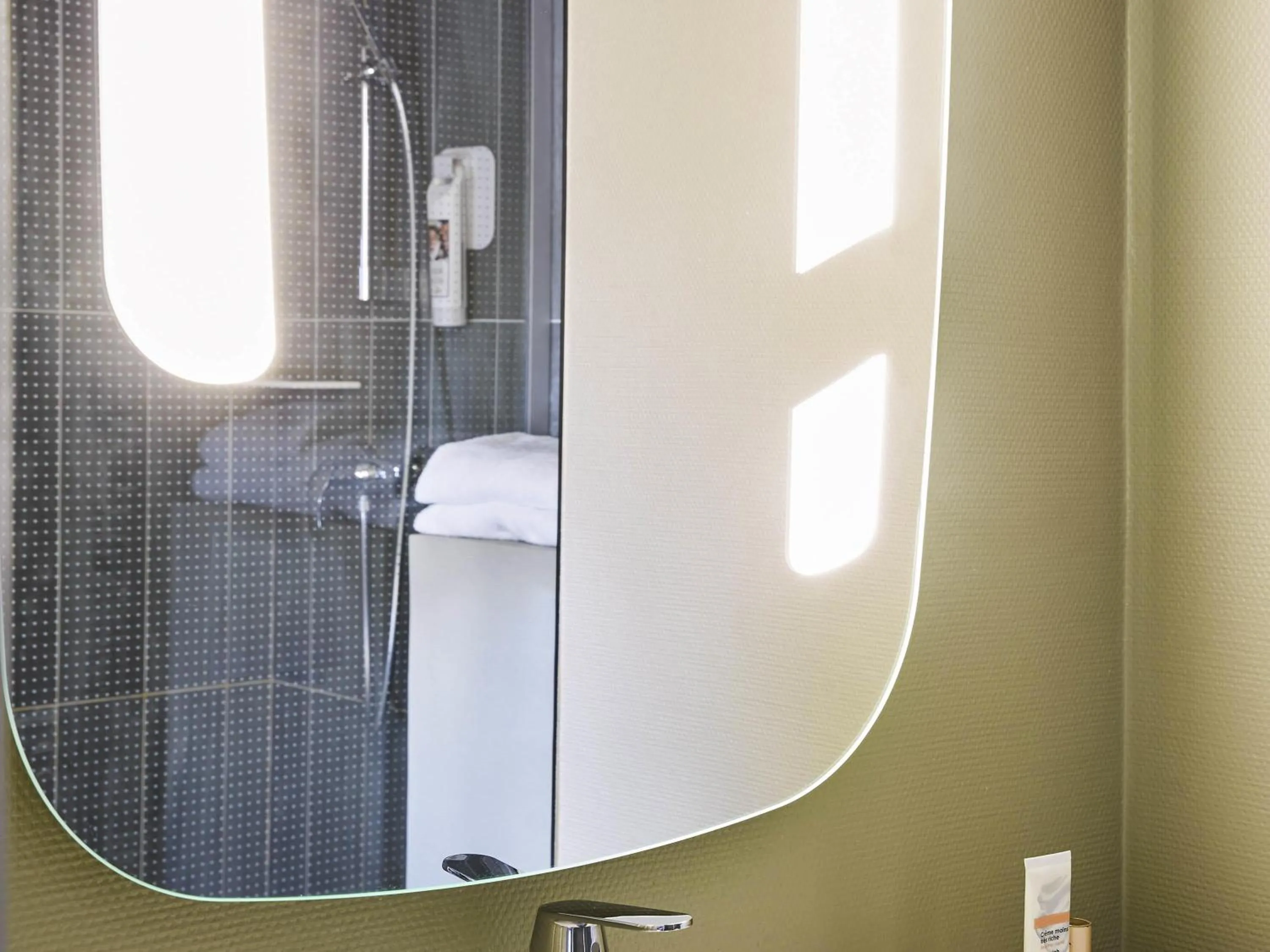 Bedroom in ibis Paris Canal Saint Martin