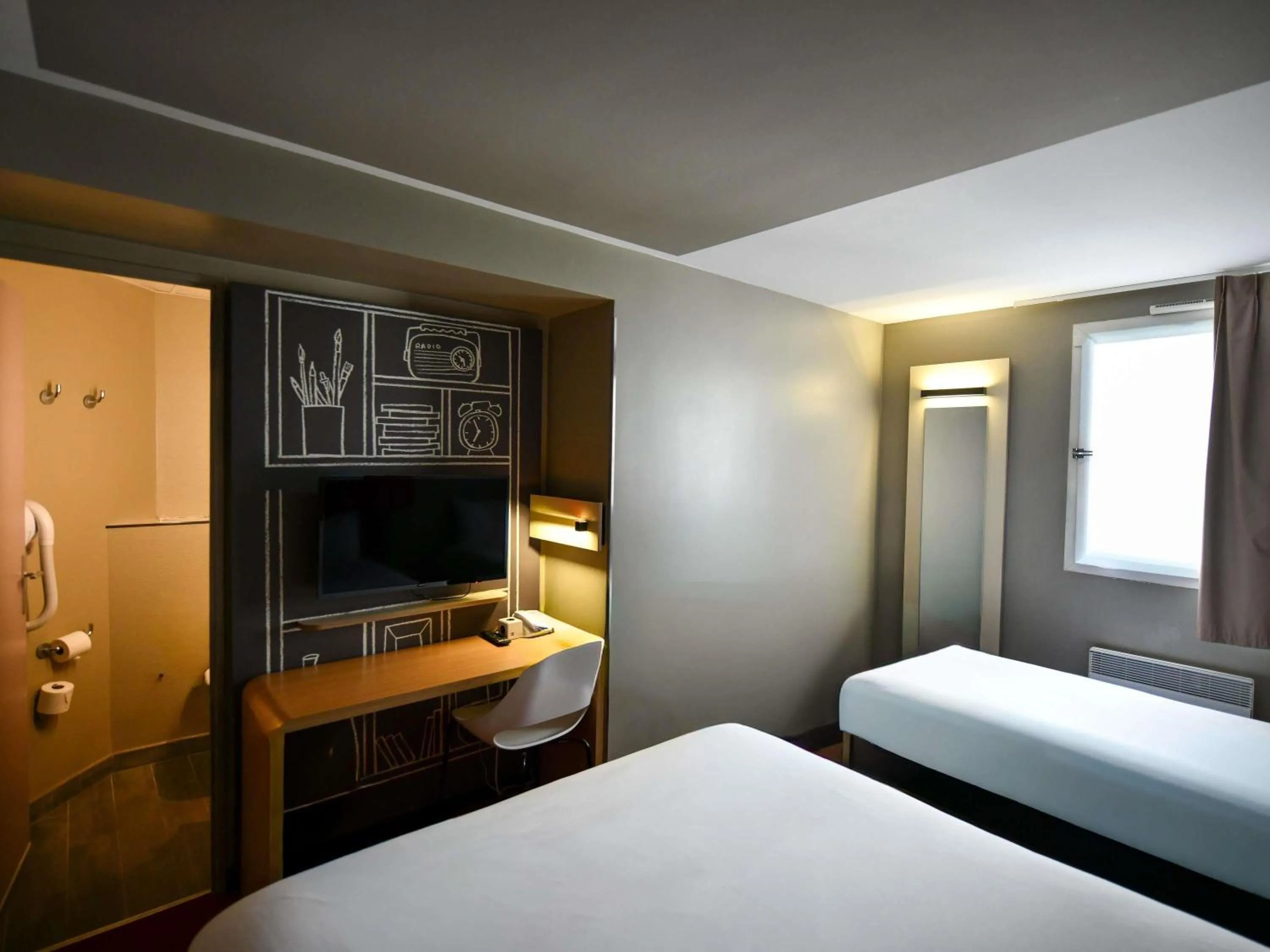 Bedroom, Bed in ibis Paris Canal Saint Martin