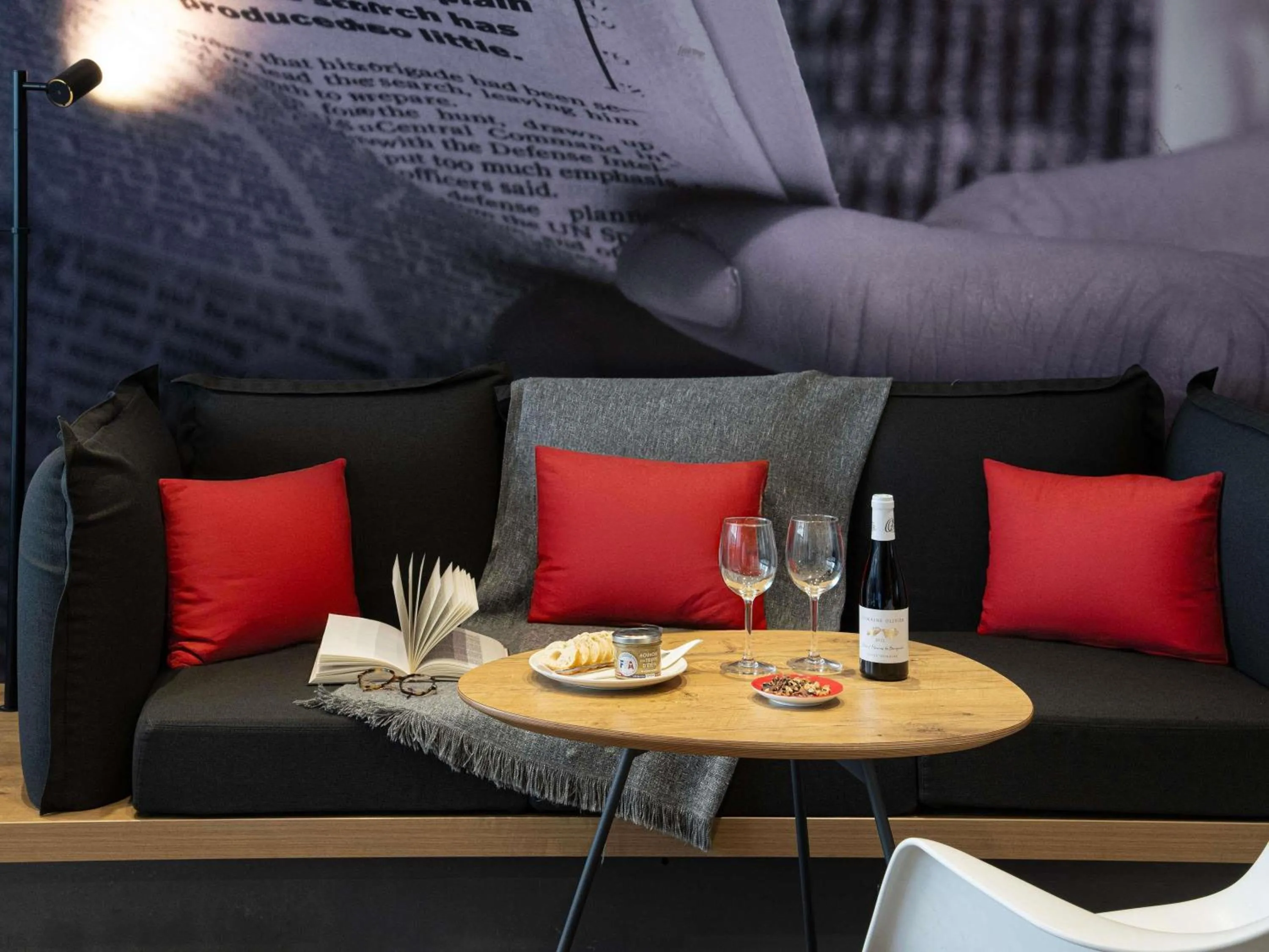 Lounge or bar in ibis Paris Canal Saint Martin