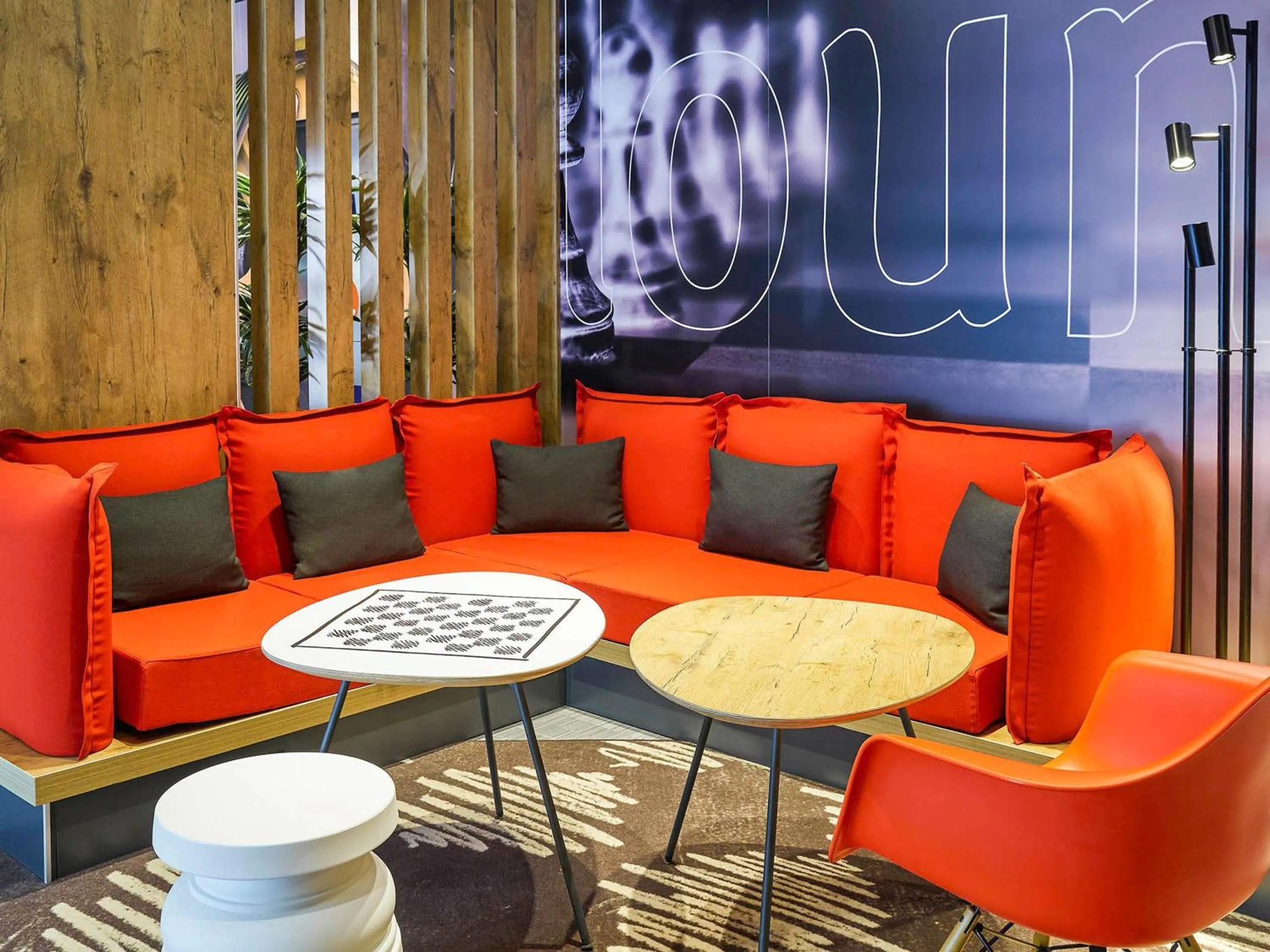 Lounge or bar in ibis Paris Canal Saint Martin