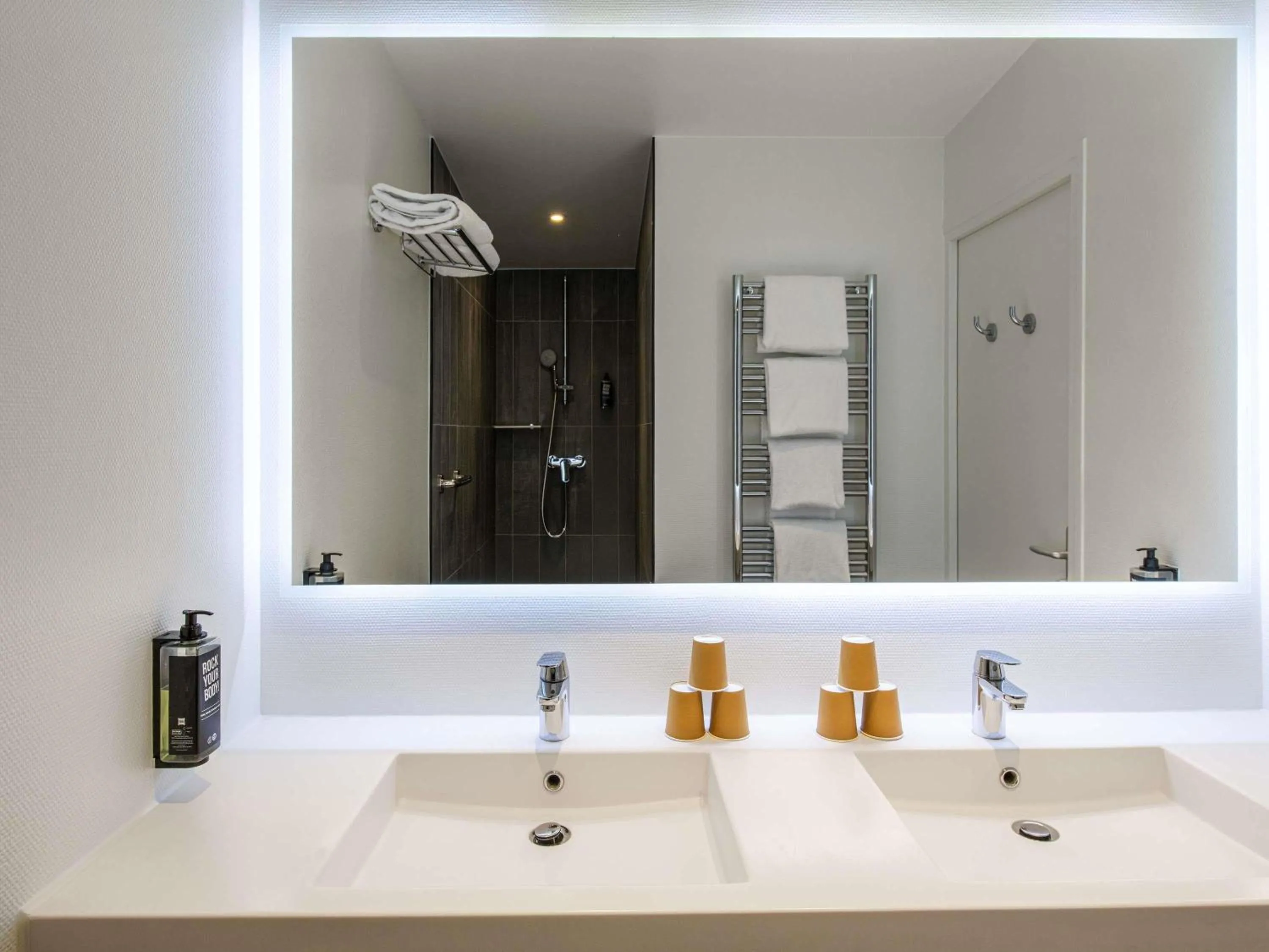 Bedroom in ibis Paris Canal Saint Martin