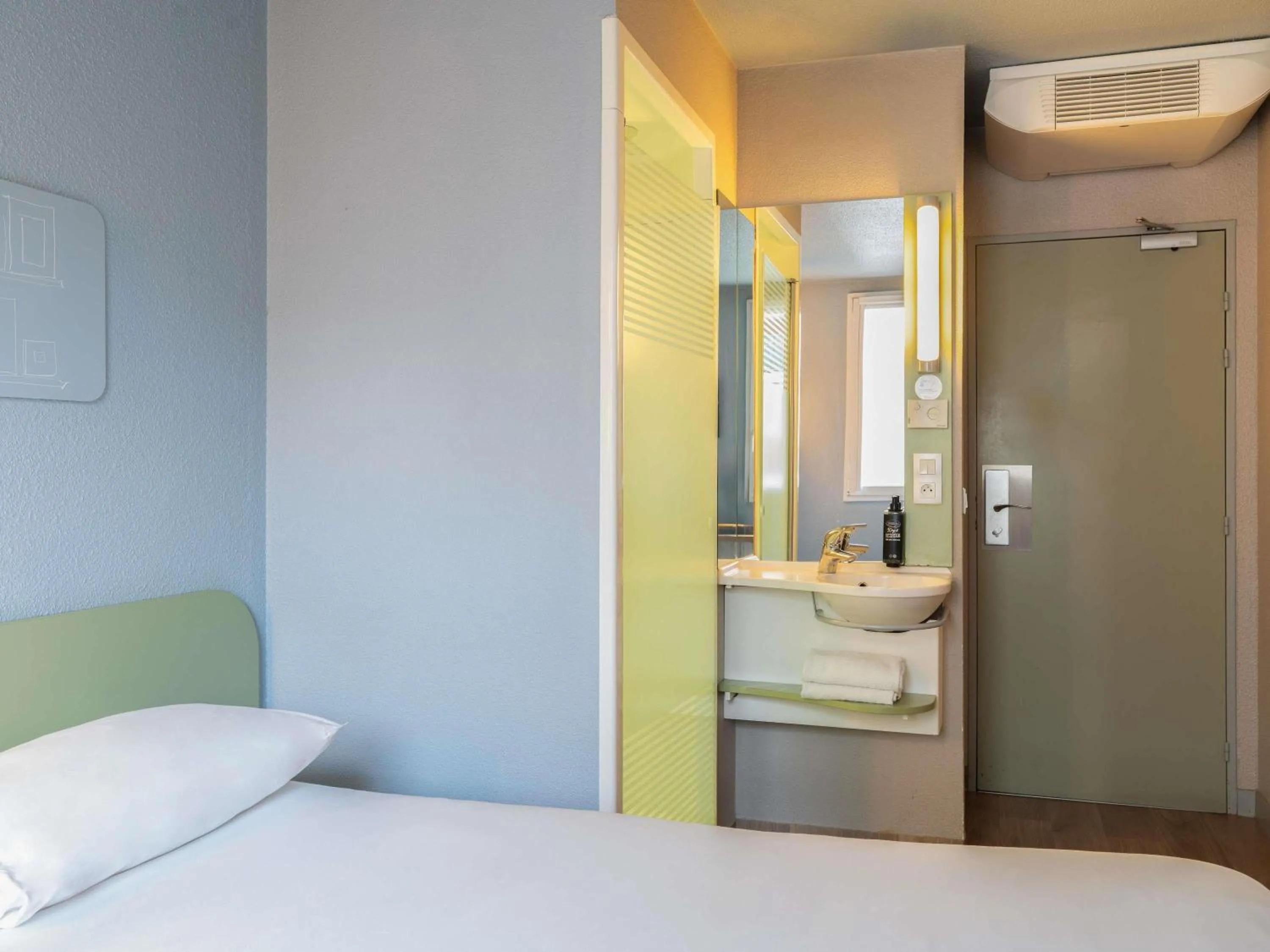 Bedroom, Bed in ibis Budget Paris La Villette 19ème