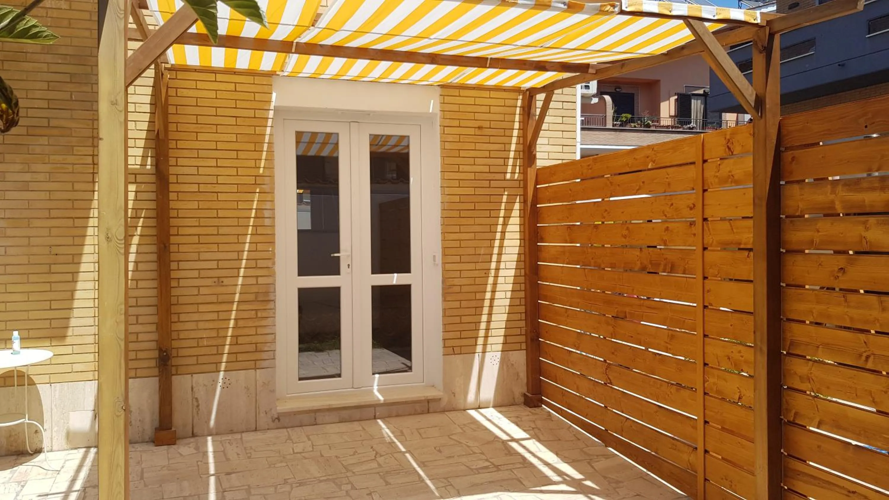 Facade/entrance in un passo dal mare